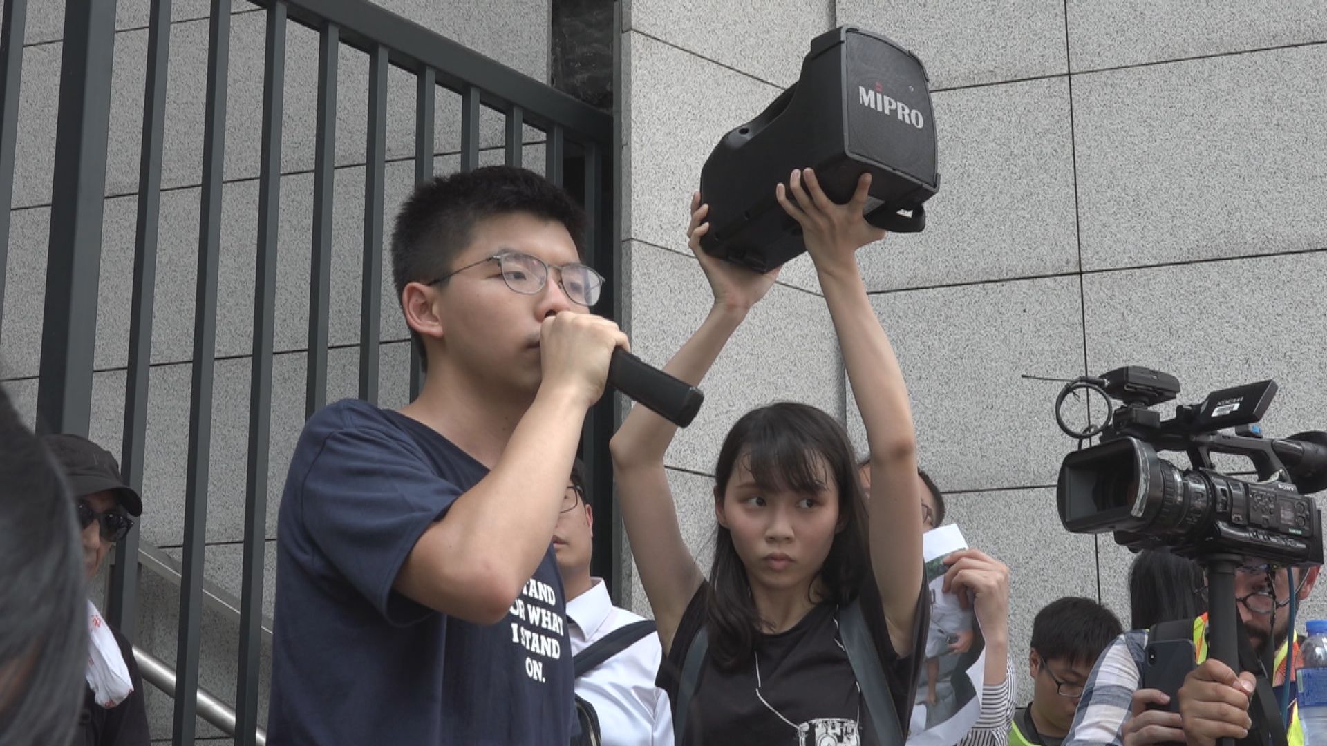 去年621包圍警總　法庭裁定黃之鋒周庭及林朗彥煽惑非法集結等罪成