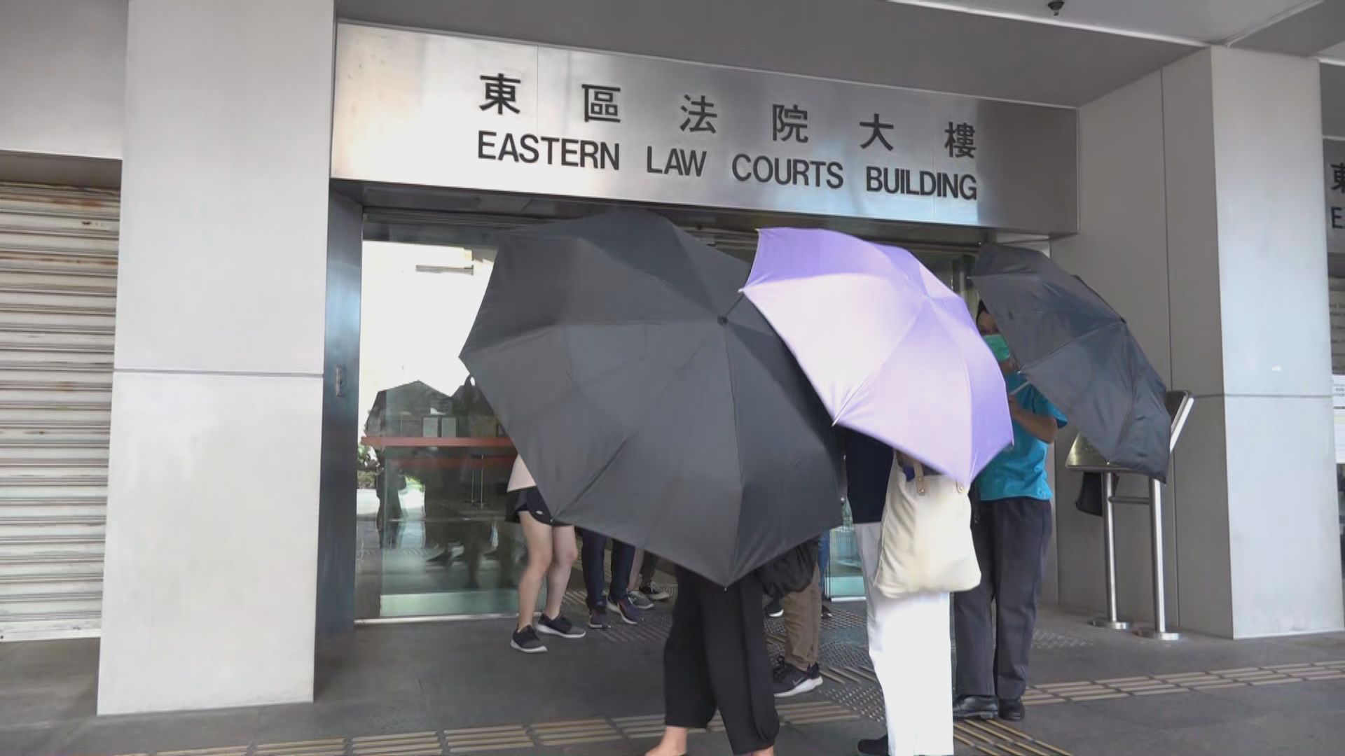 女子七一時代廣場高處涉向警員擲金屬柱　九月再提堂