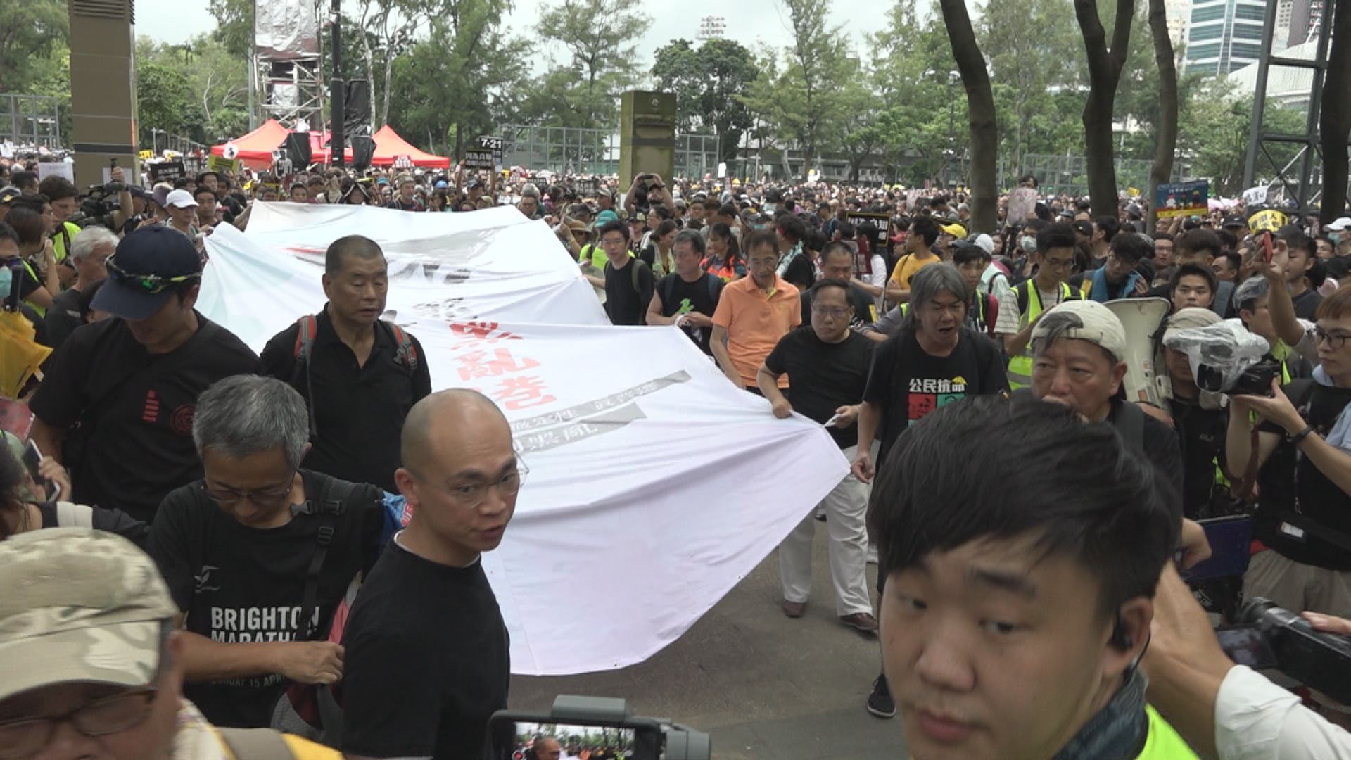 818民陣流水式集會案　黎智英等七名被告表證成立