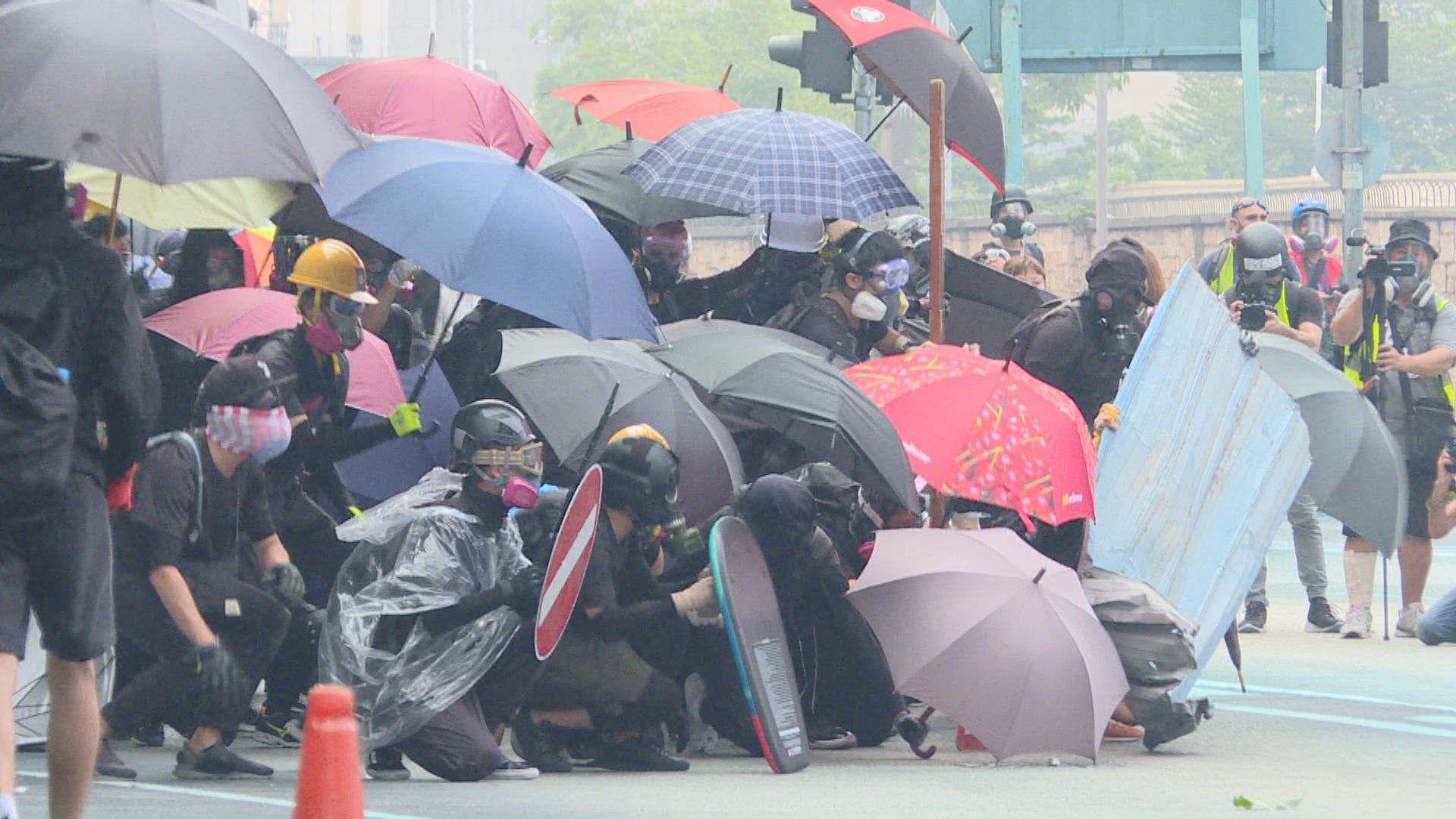 兩人2019年金鐘參與暴動判監四年半　另一被告確診押後判刑