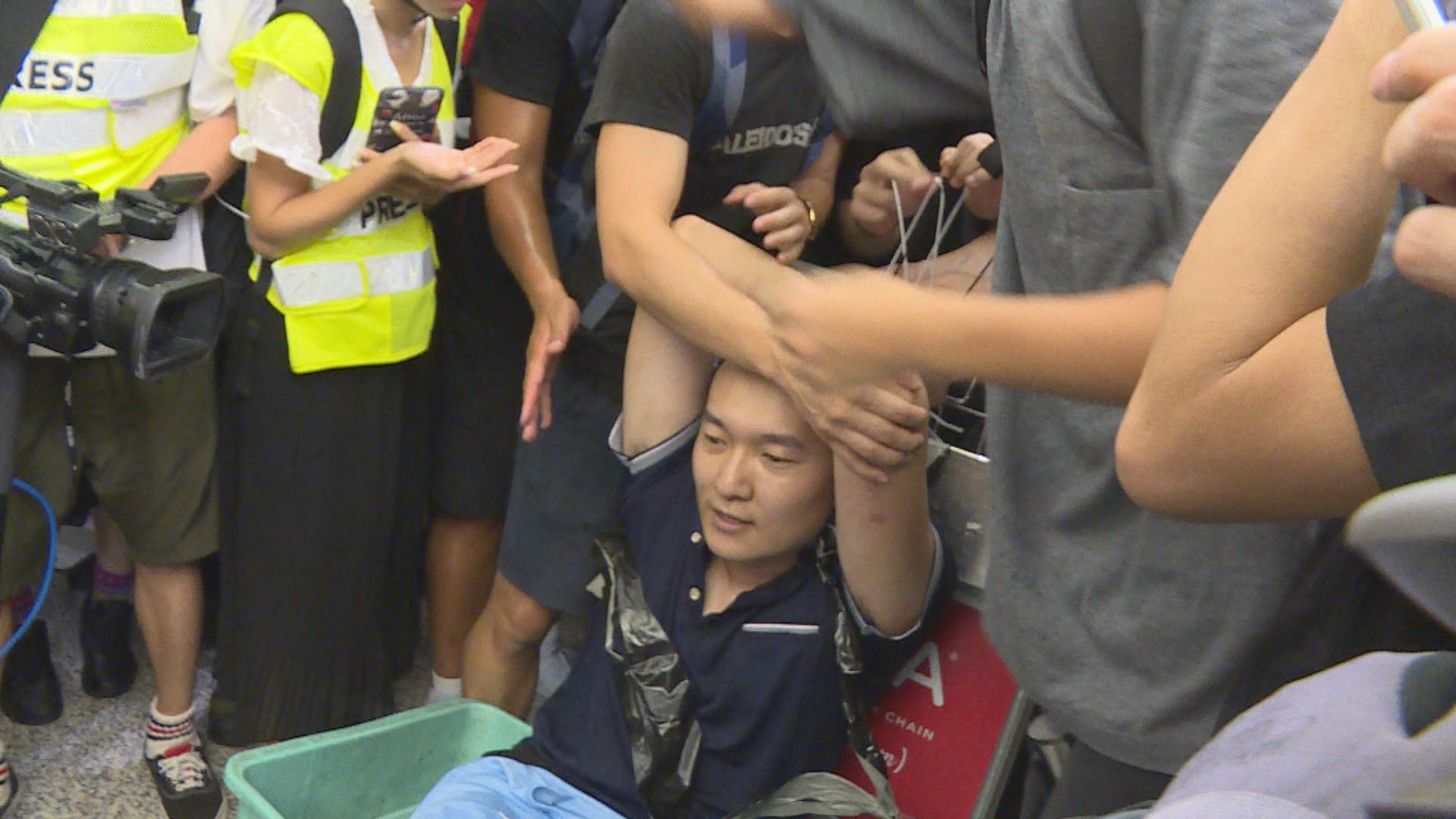 前年機場反修例集會內地男遭包圍　三人暴動及襲擊罪成