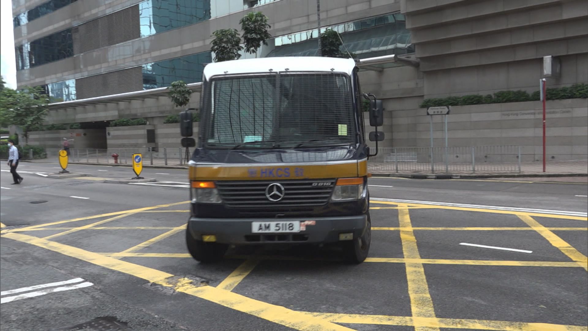 18歲運輸工人承認向葵涌警署擲汽油彈　判囚3年10個月