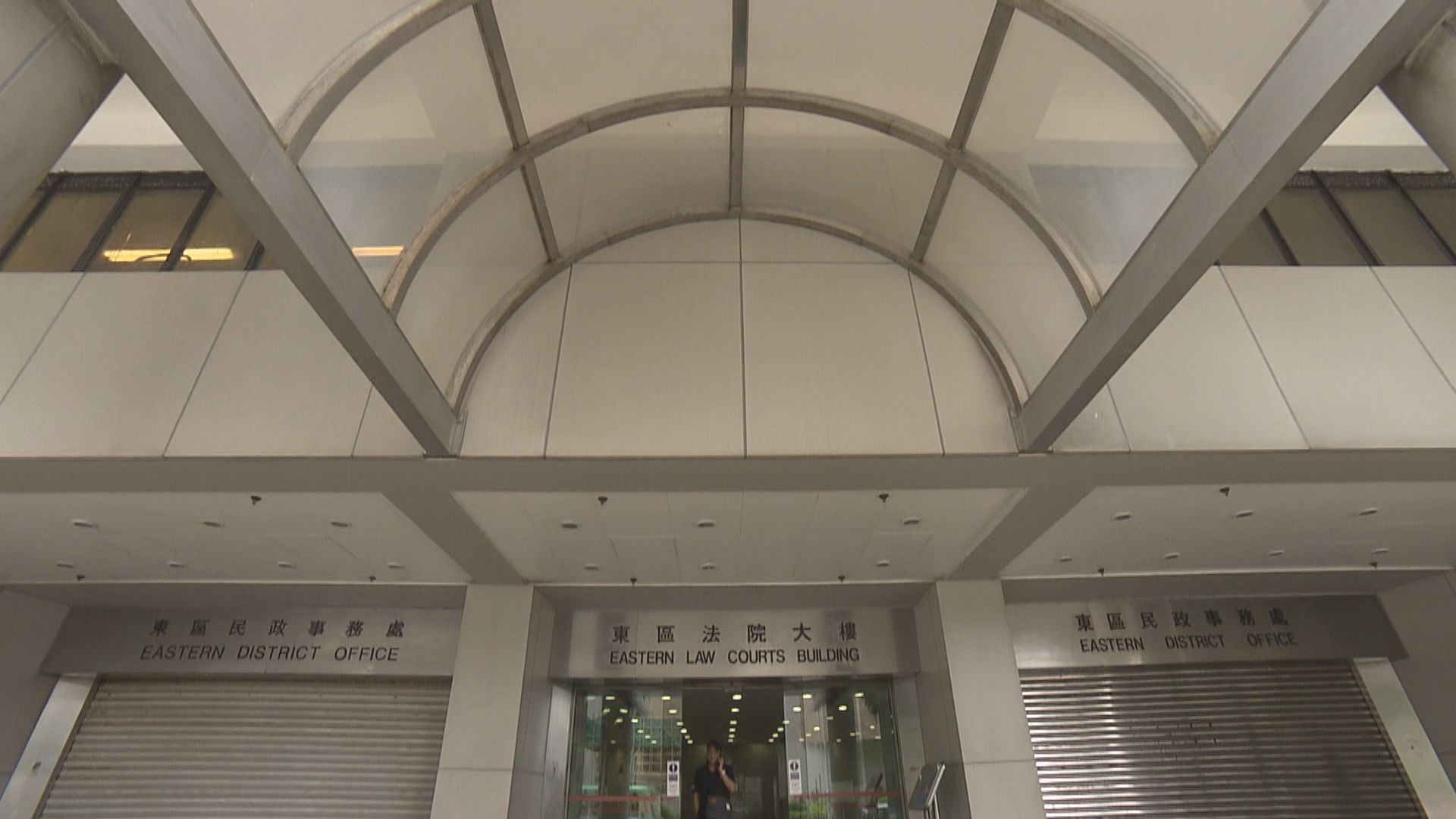 美籍律師前年12月銅鑼灣港鐵站襲警罪成　須還柙候判