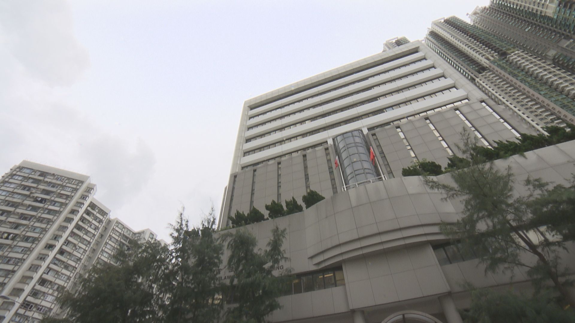 18歲學生涉割傷警員頸部被控意圖傷人　下月再訊