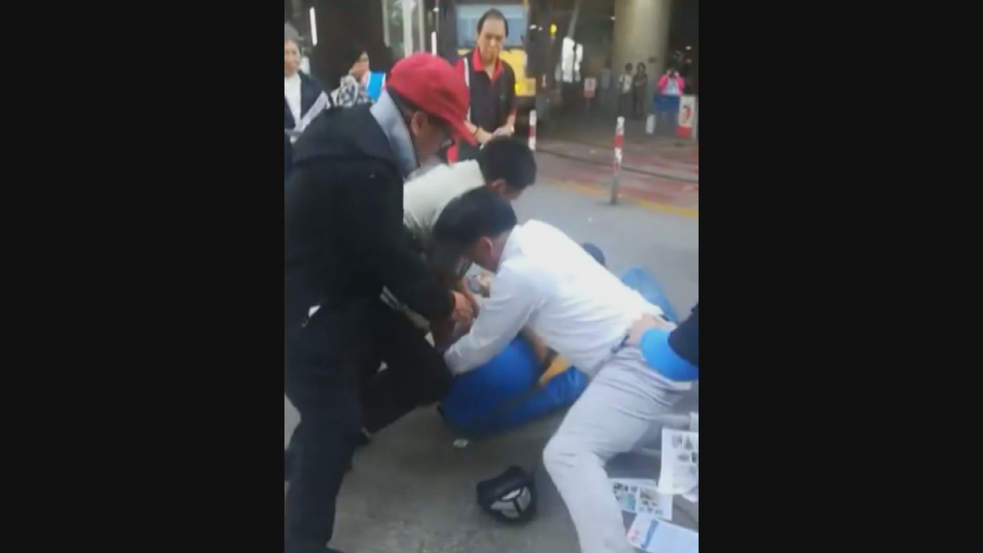 男子刀刺何君堯囚九年　官指政見不同不是襲擊藉口