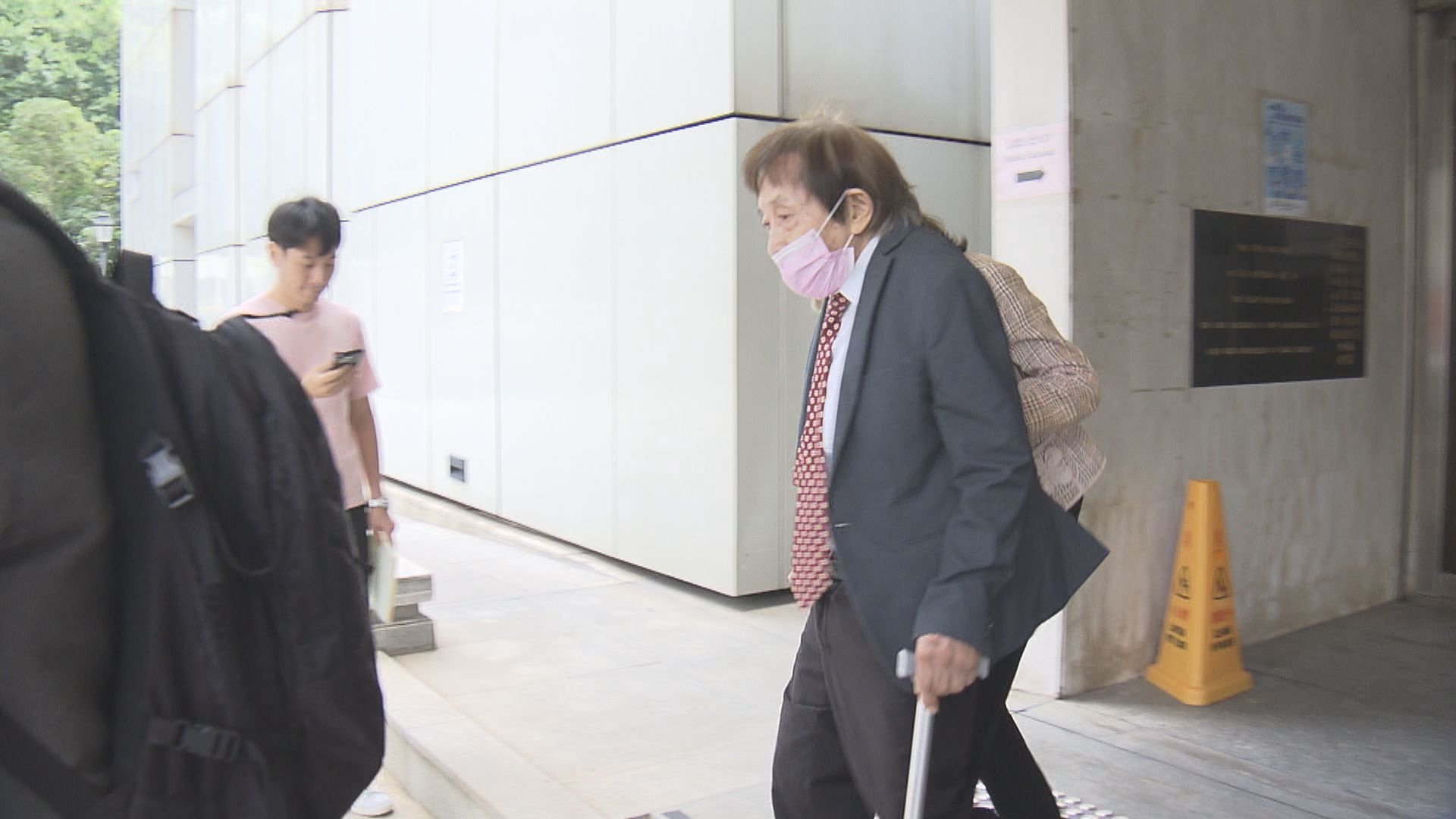 女銀行家注射肉毒桿菌後亡　西醫李宏邦被控誤殺　陪審團退庭商議