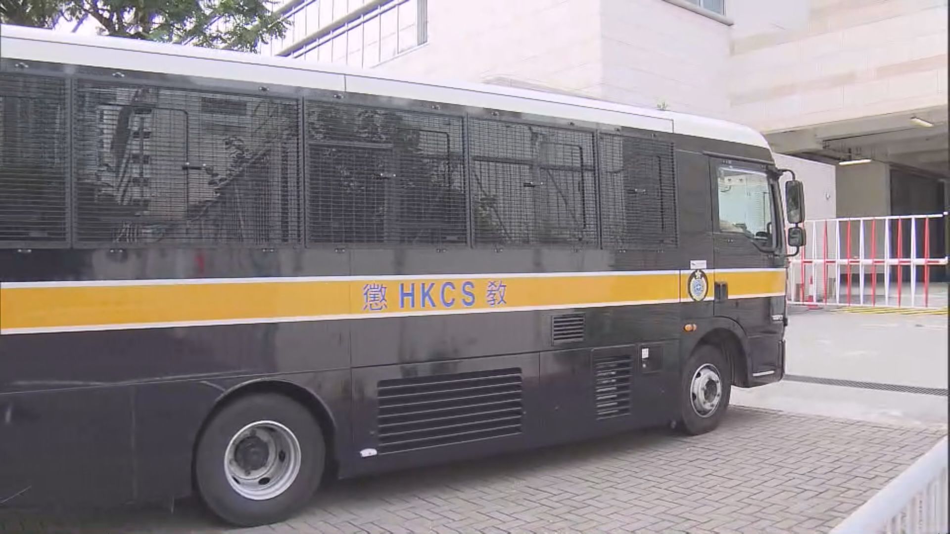 兩人認行賄二級懲教助理 各判監六個月和三個月