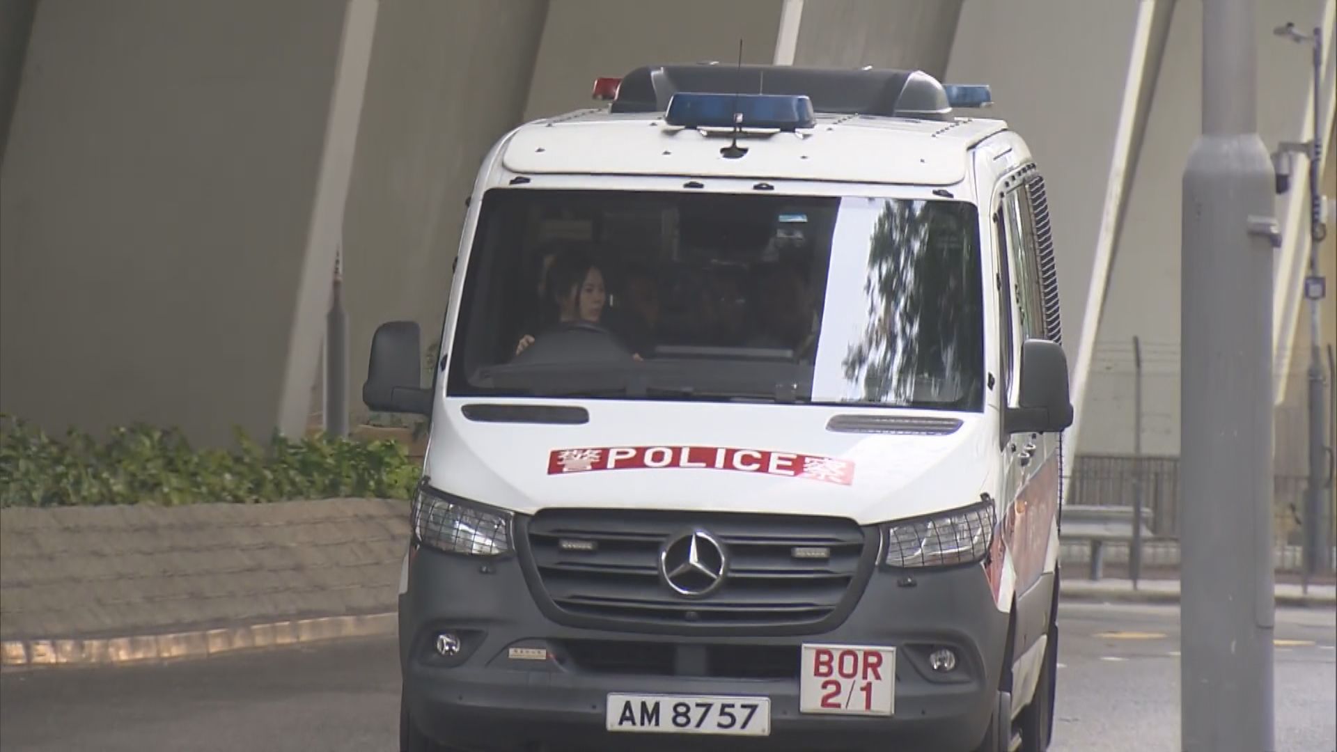 旅遊巴深圳灣大橋失事撞欄　司機被控危駕押後再訊