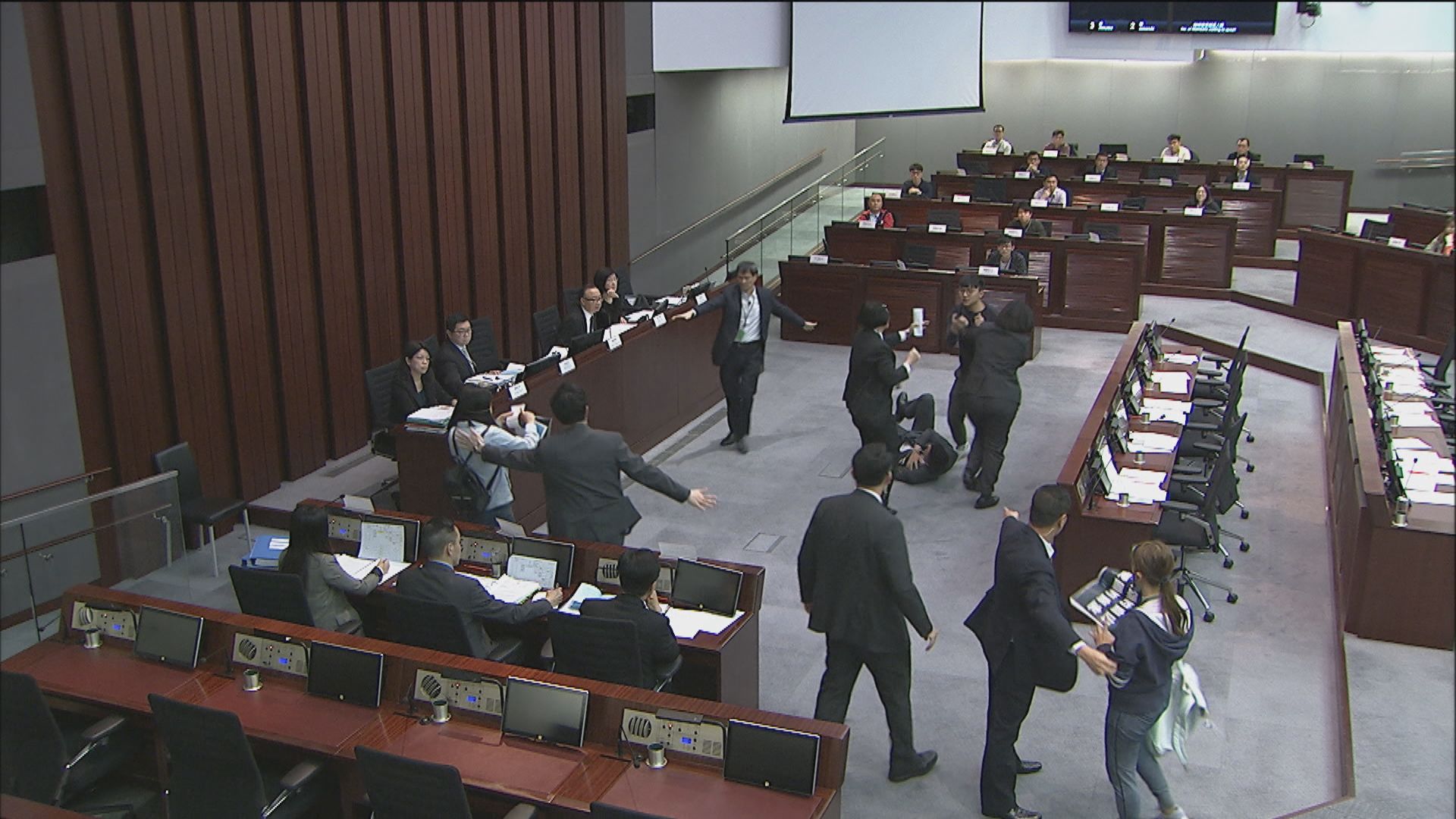 鄭家朗等三人國歌法公聽會違權力及特權法條例罪成　各罰款一千元