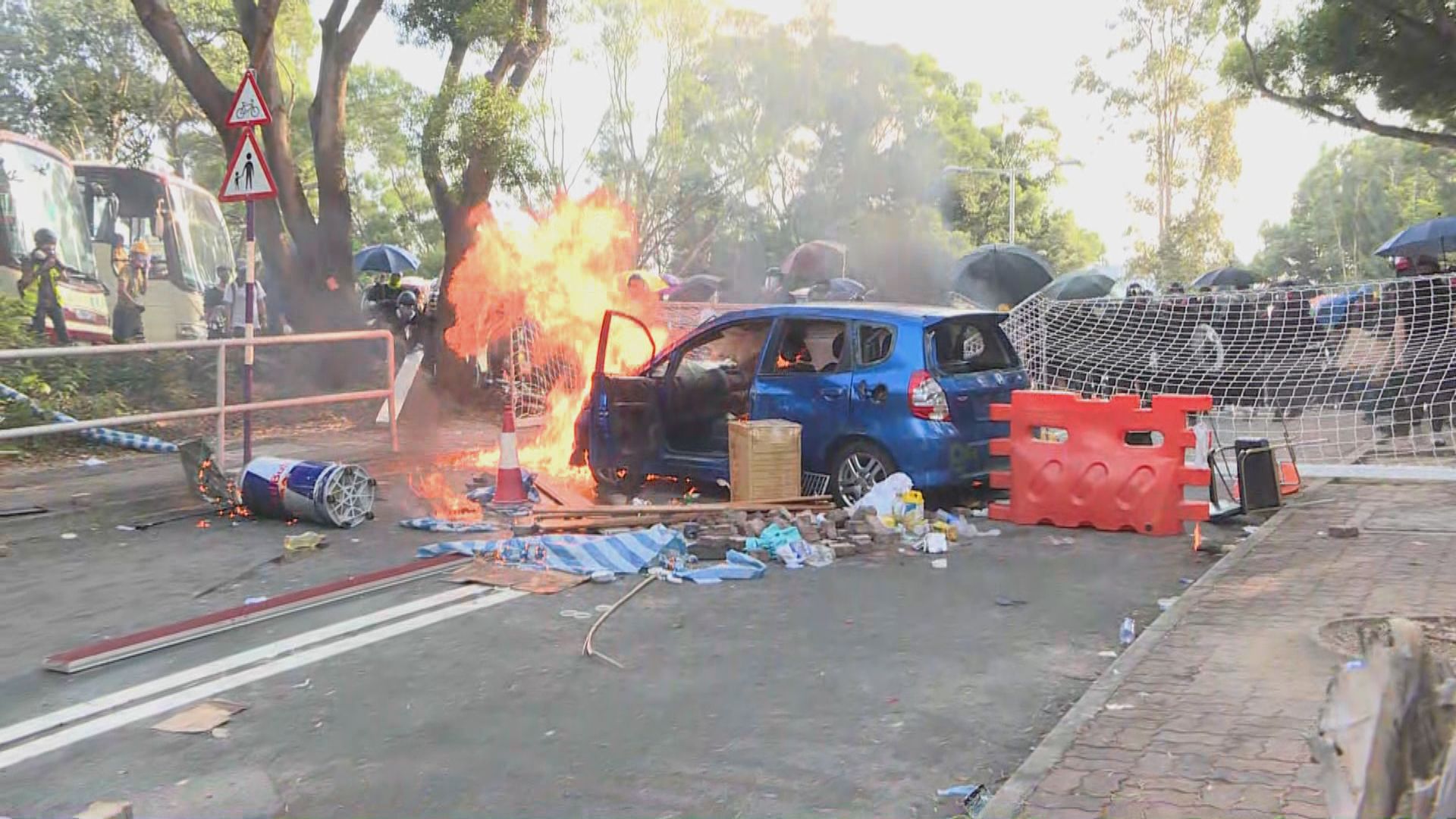 前年中大衝突四名大專生被控暴動罪　兩人罪成