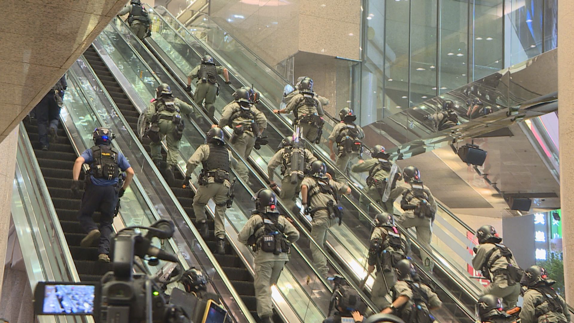 女子前年七一時代廣場高處向警員擲鋼柱囚2年7個月