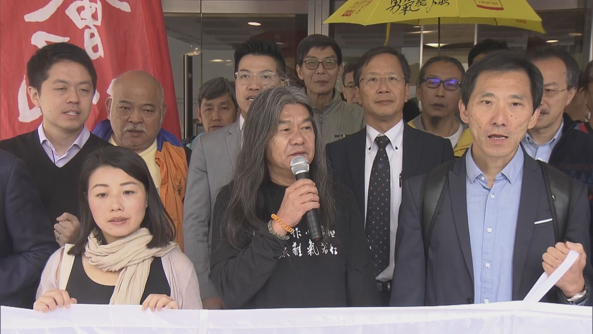 梁國雄一方質疑人大無權透過釋法修改法例