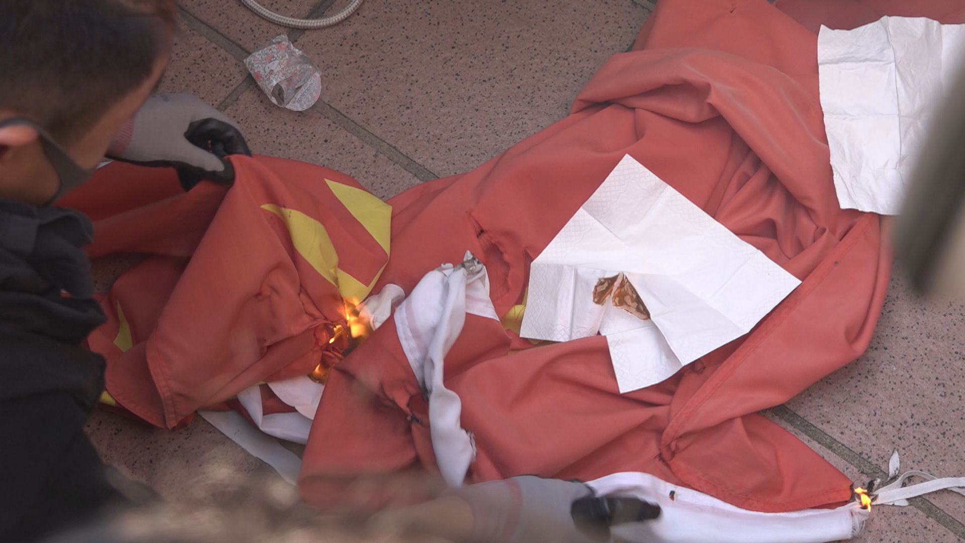 21歲男子去年屯門燒國旗被判240小時社會服務令