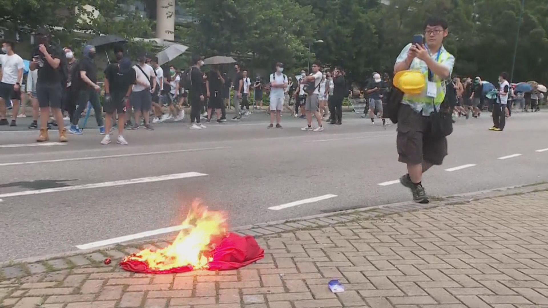 男子前年東涌燒國旗水馬　縱火及侮辱國旗等罪成判監4年7個月