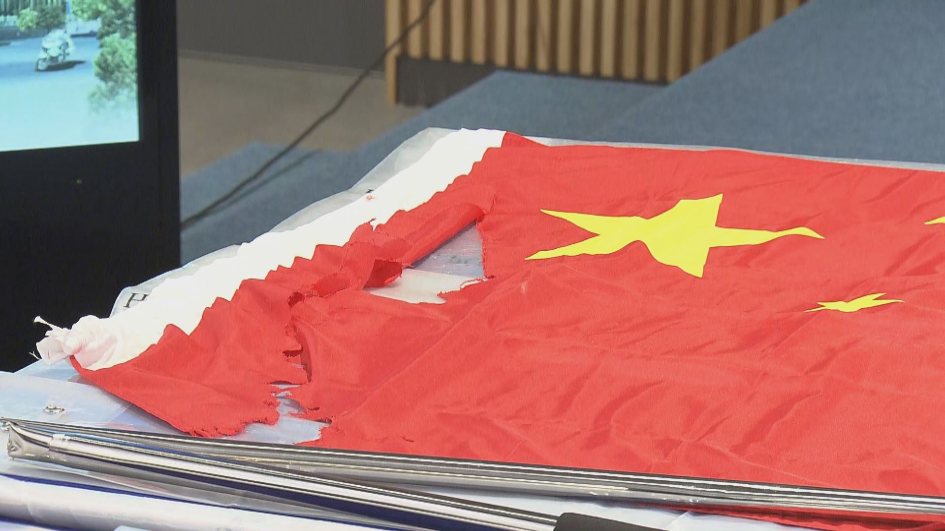 兩名男子承認去年10月1日侮辱國旗罪　判監兩個月