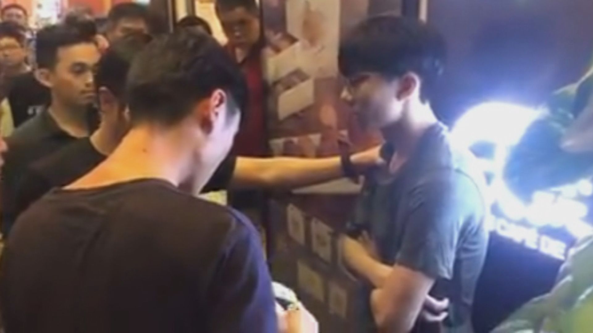 方仲賢購雷射筆案　拒捕及妨礙司法公正罪共囚9個月