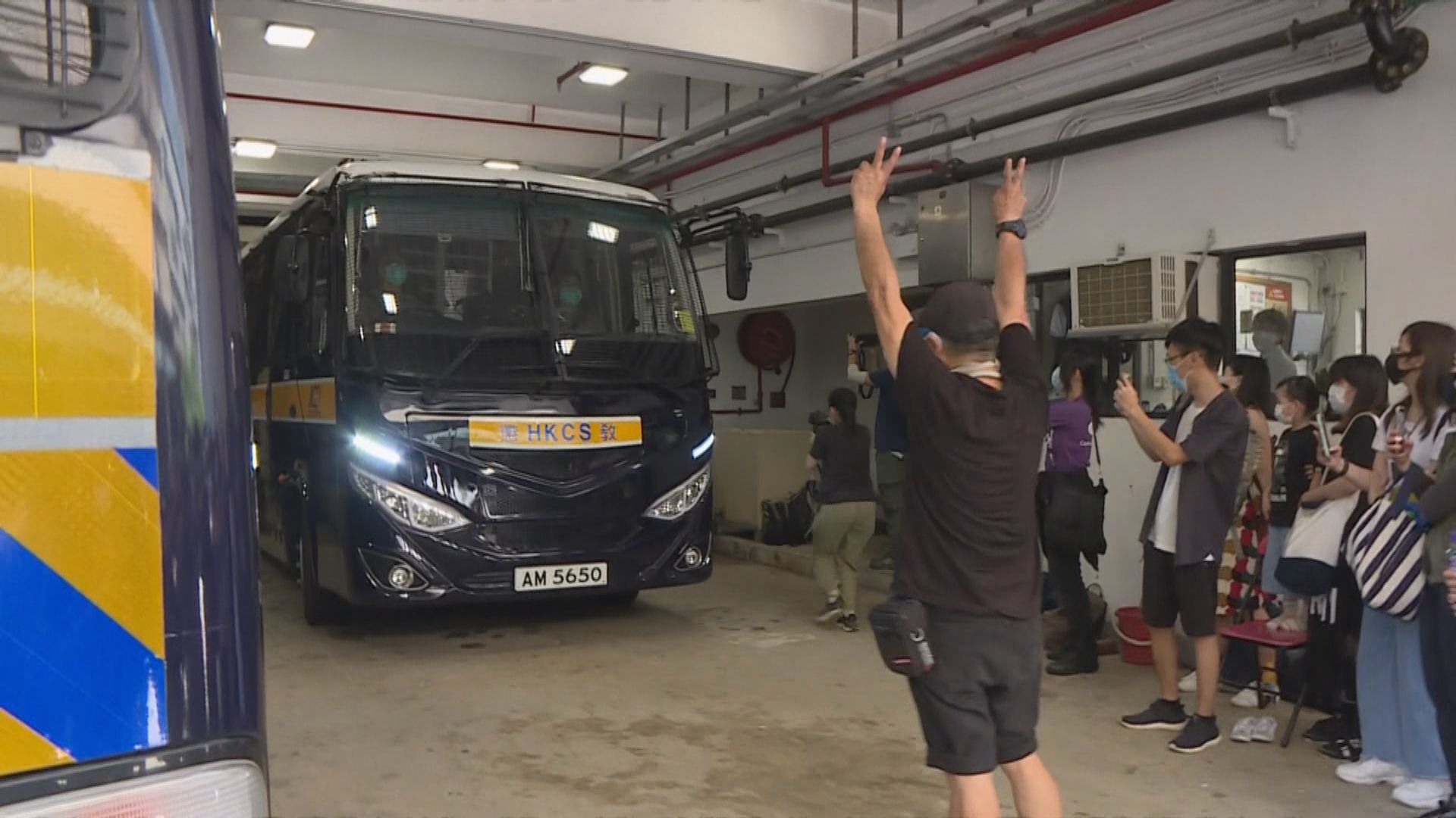 19歲男生炮台山襲警囚十個月　需即時監禁