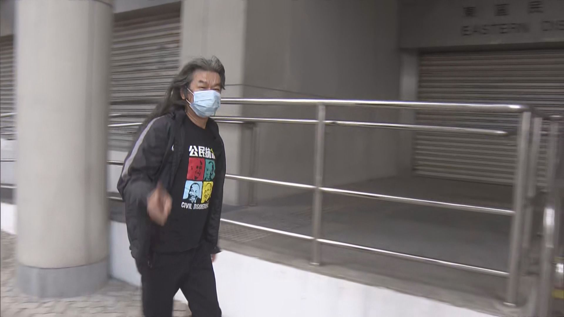 梁國雄及黃浩銘等八人警總外請願被控違限聚令提堂