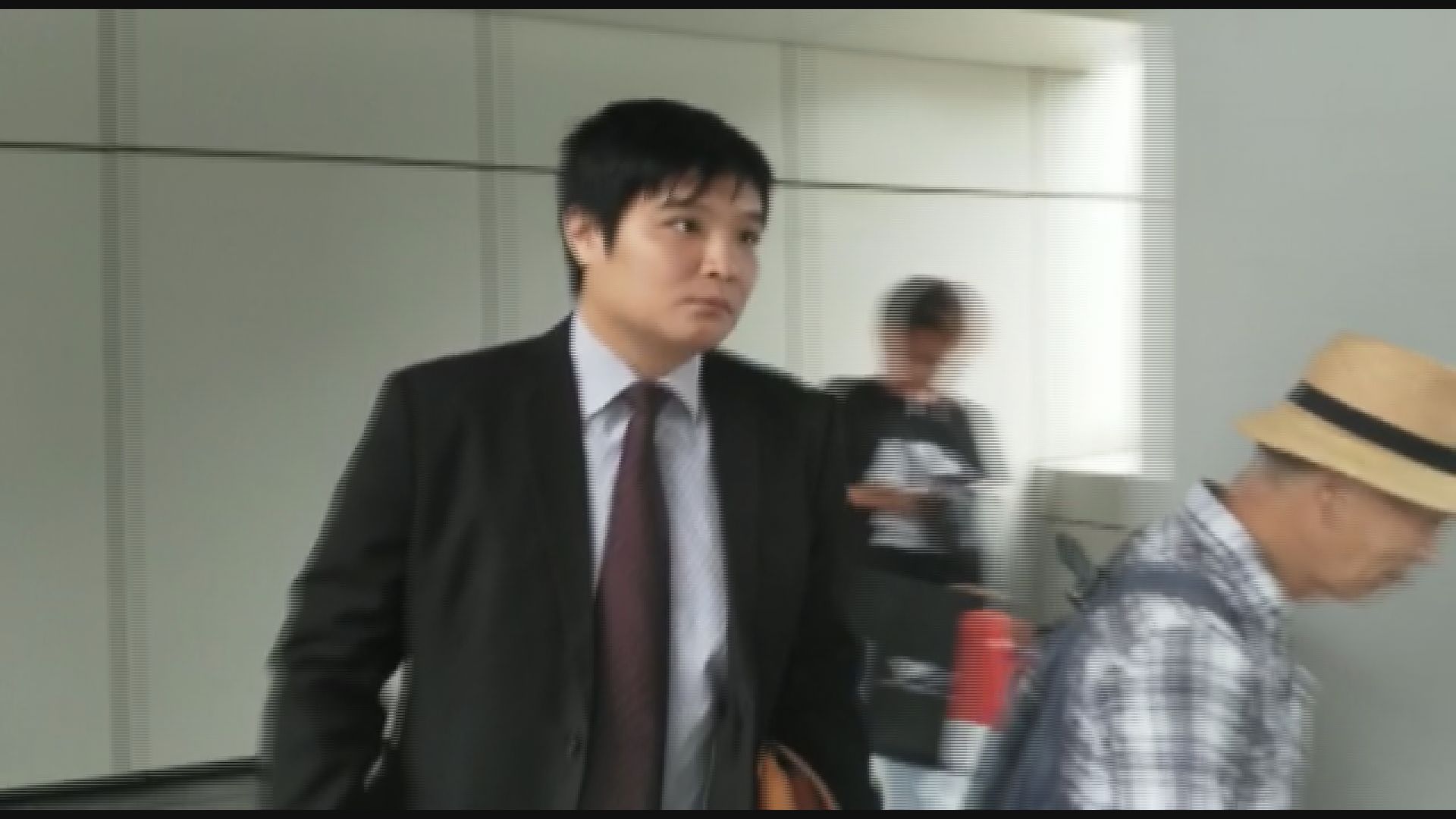 警員作供指在許金山書房檢獲膠栓