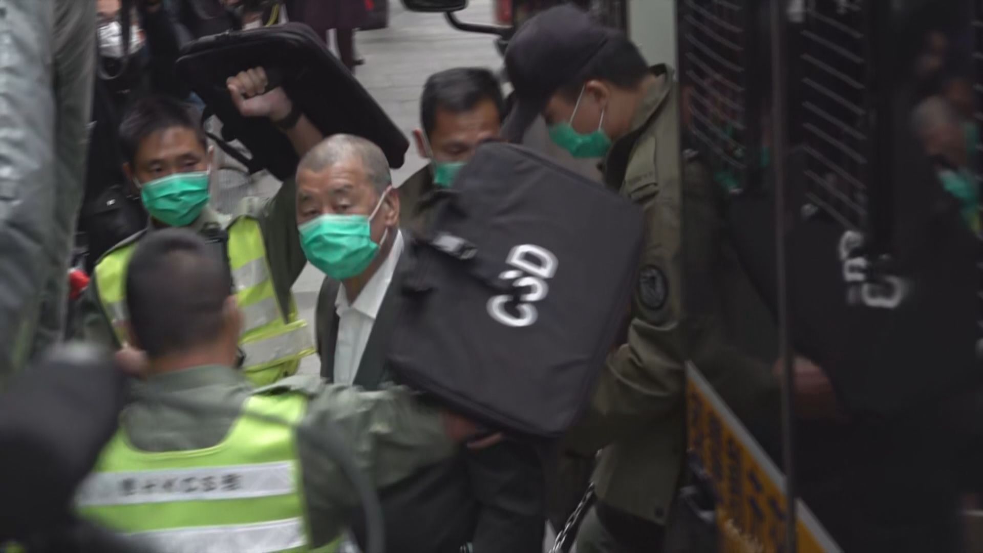 黎智英申請保釋被拒　應訊後由囚車押走