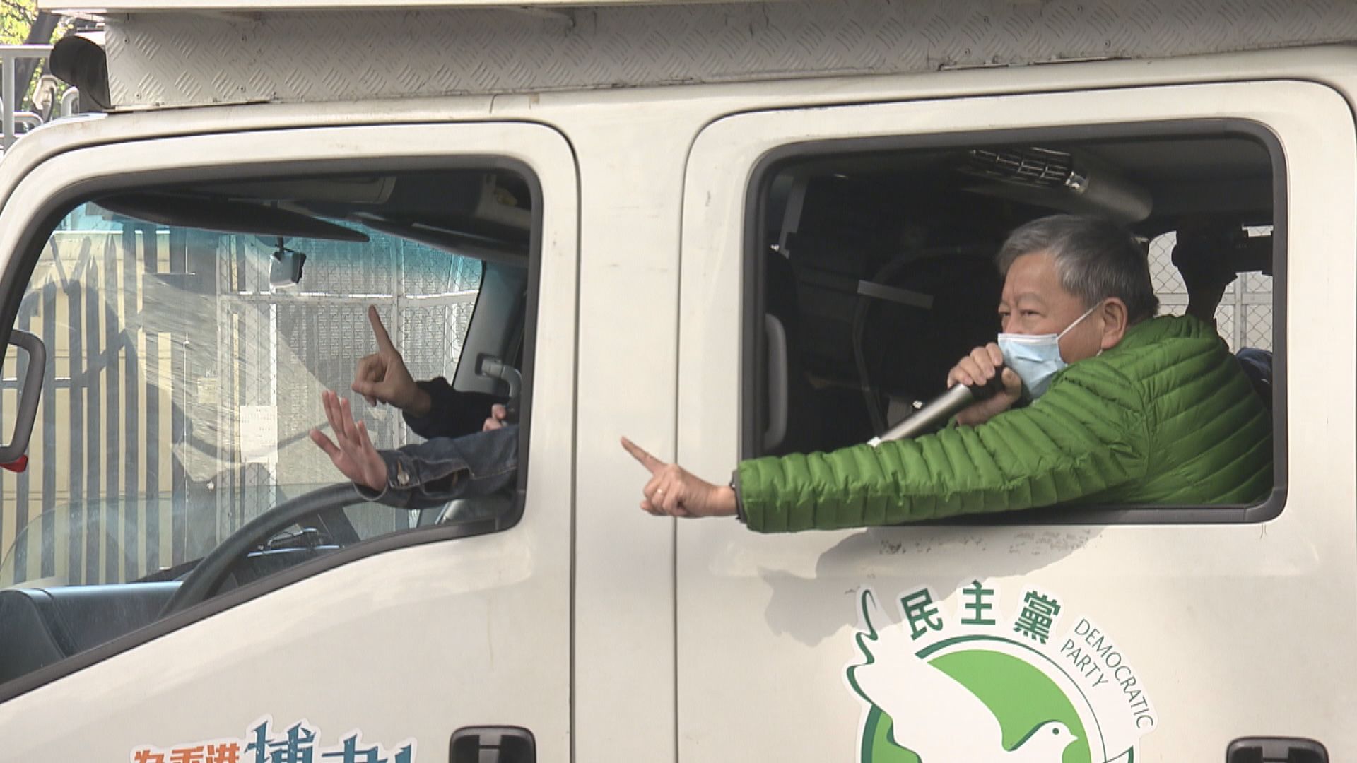 李卓人涉去年元旦立法會外放飛氣球案開審