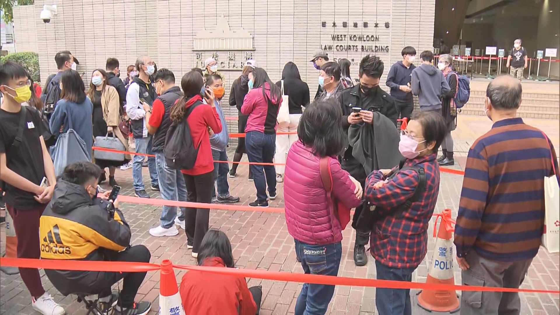 47人被控串謀顛覆國家政權　巿民排隊入法院旁聽