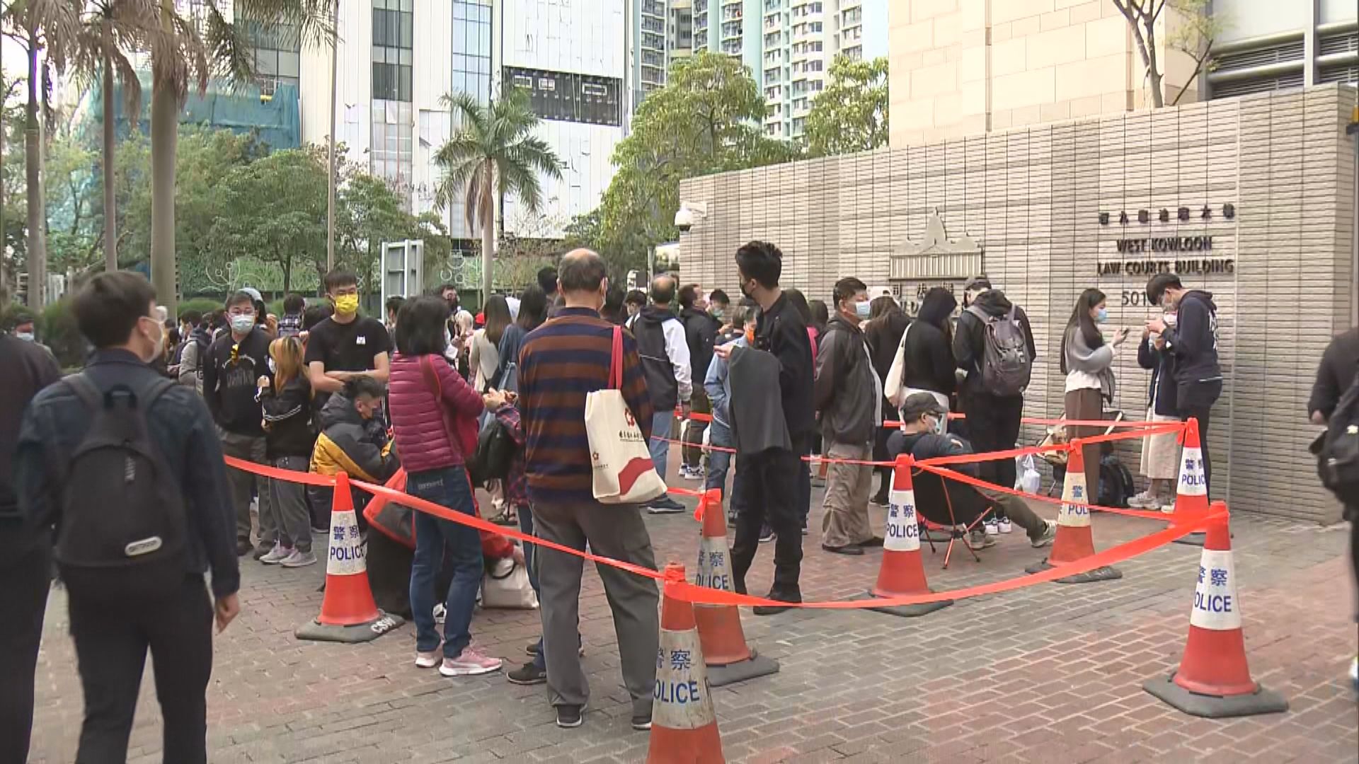 47人被控串謀顛覆國家政權　多國外交人員排隊入法院旁聽