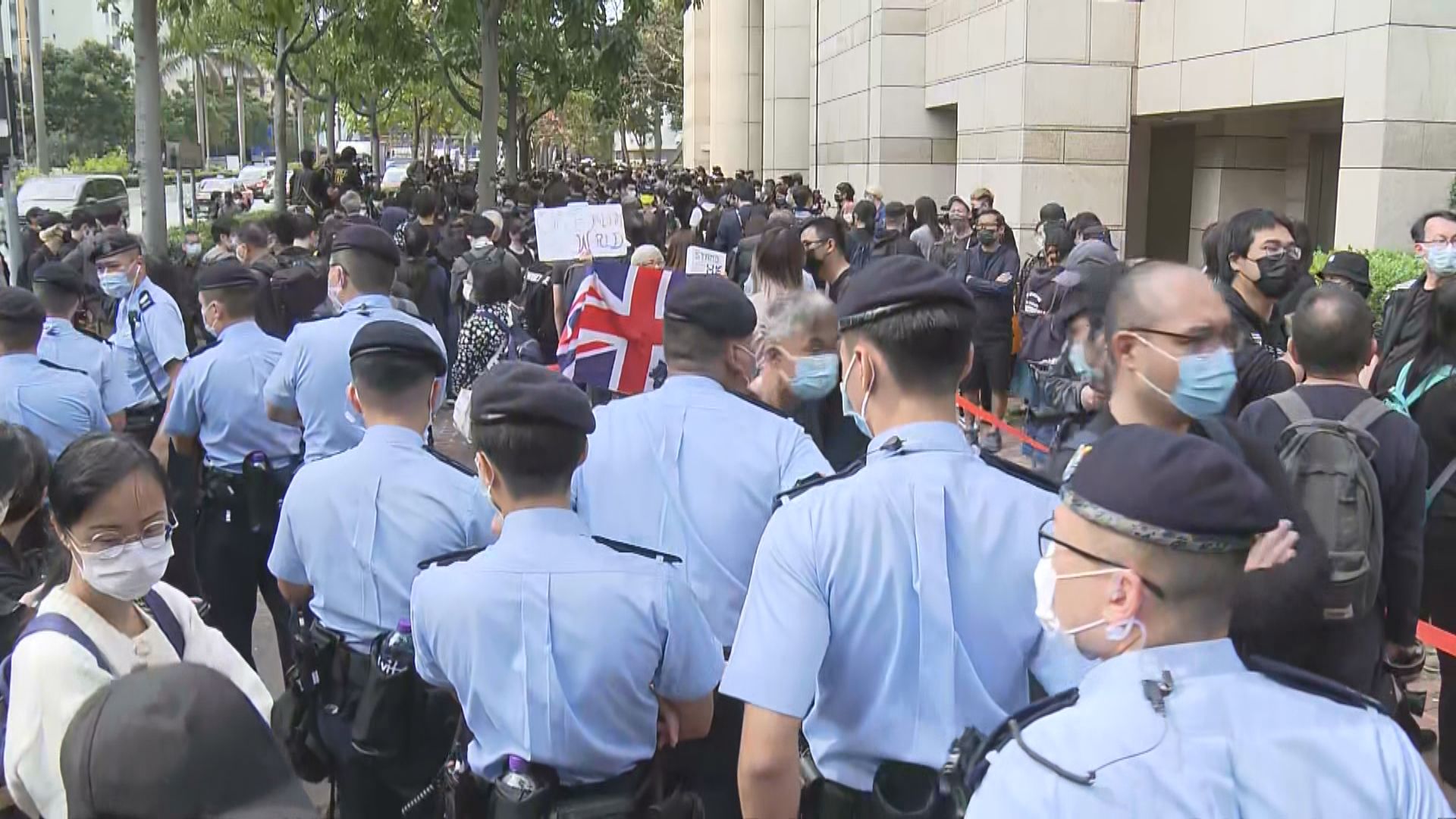 47人被控串謀顛覆國家政權　大批巿民未能入法院旁聽在外排隊等候