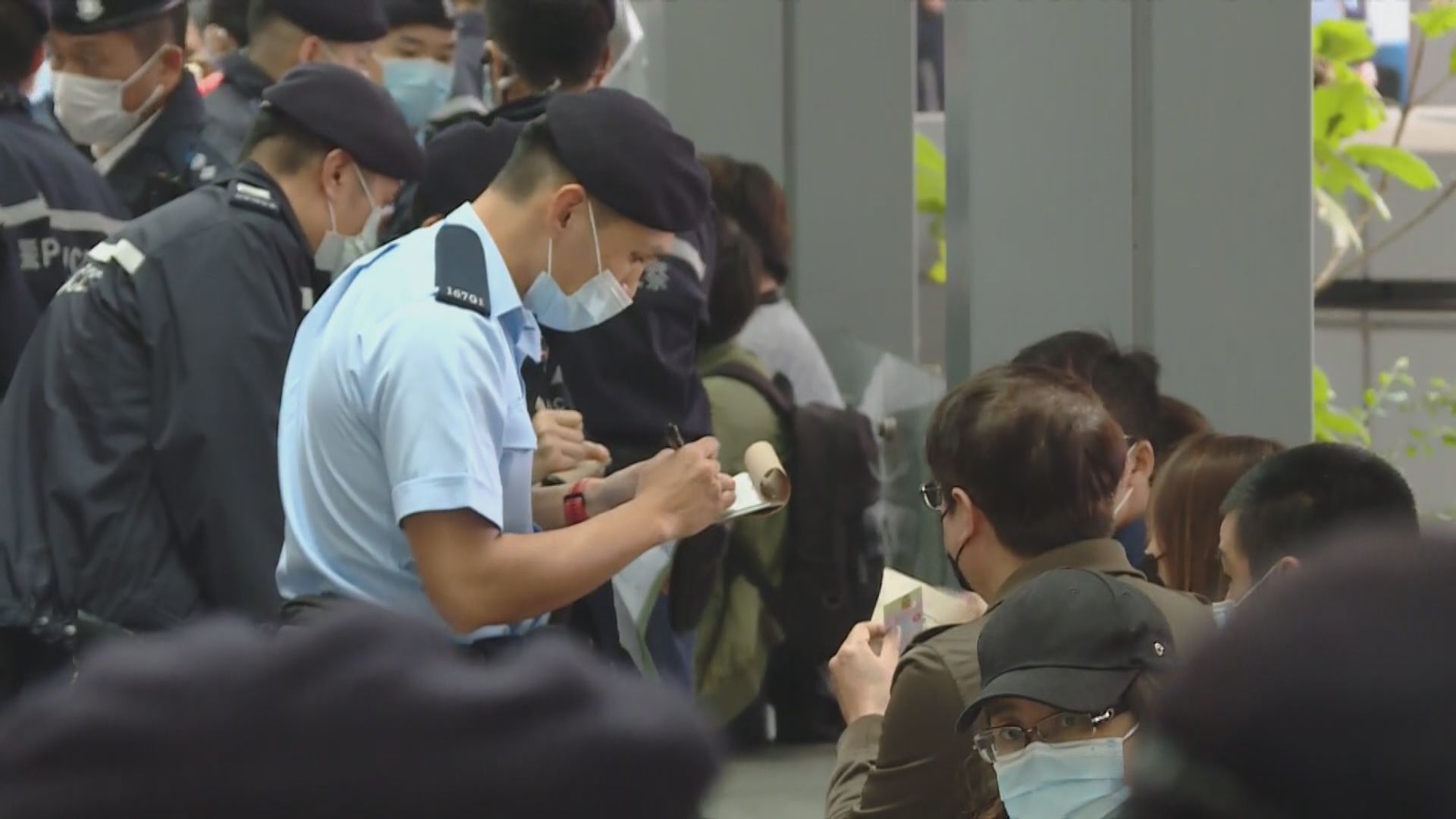 一批等候旁聽初選案保釋覆核聆訊市民遭警票控　被指違限聚令