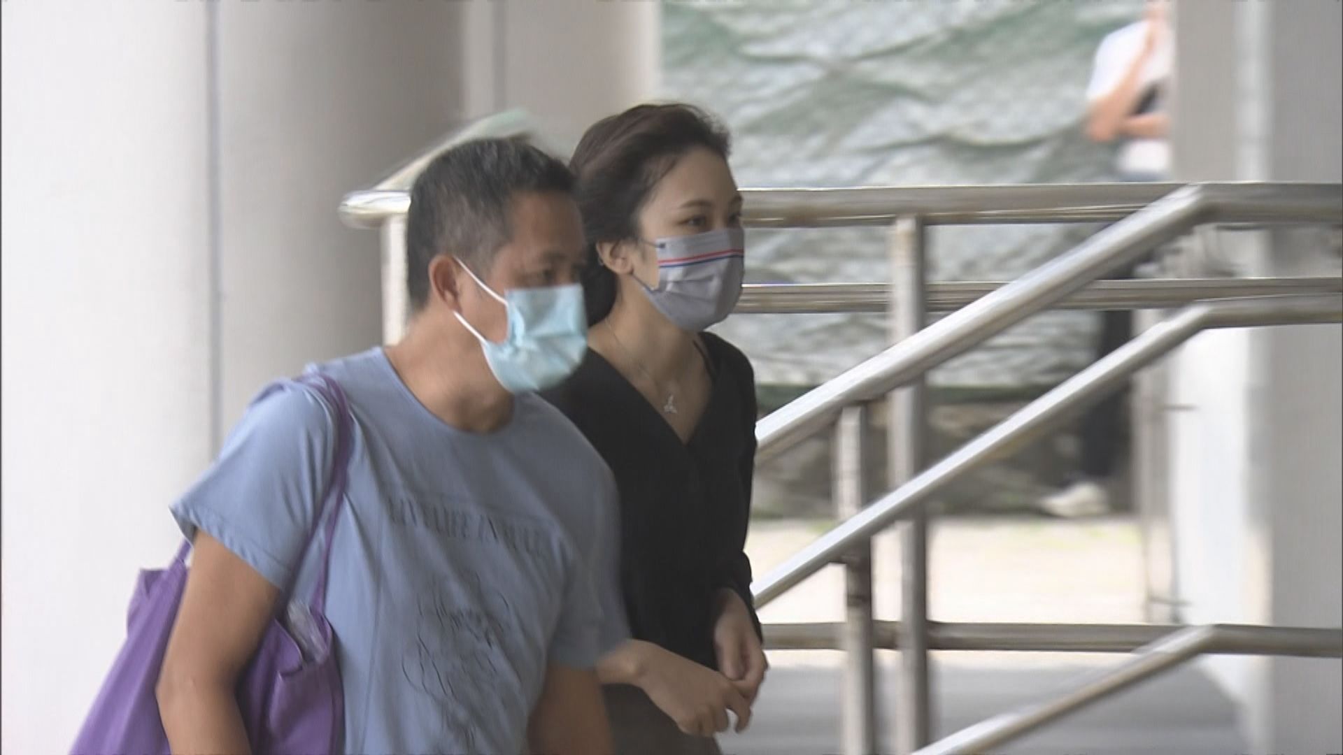 女子涉助去年刺警案男子離港被控妨礙司法公正