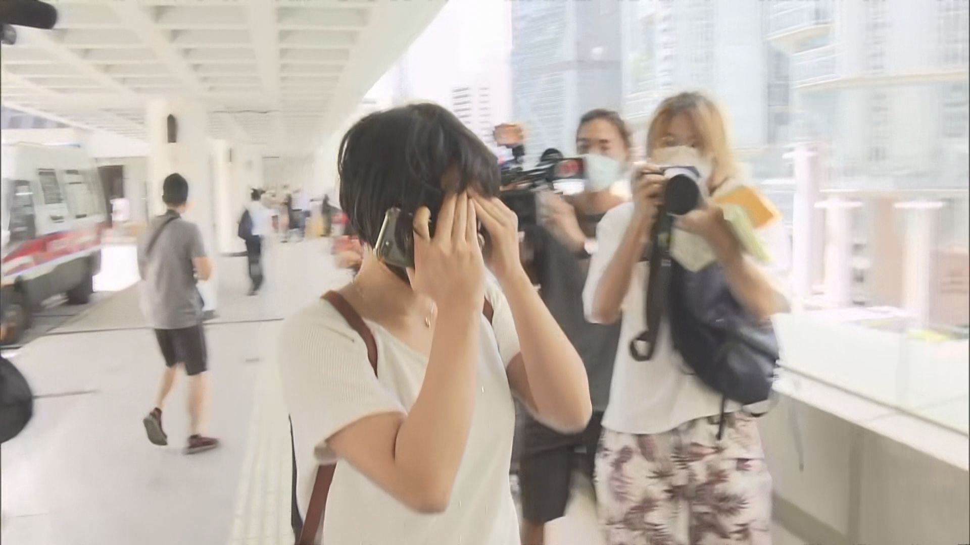 一女子高院內拍照　法官不排除轉交警方跟進