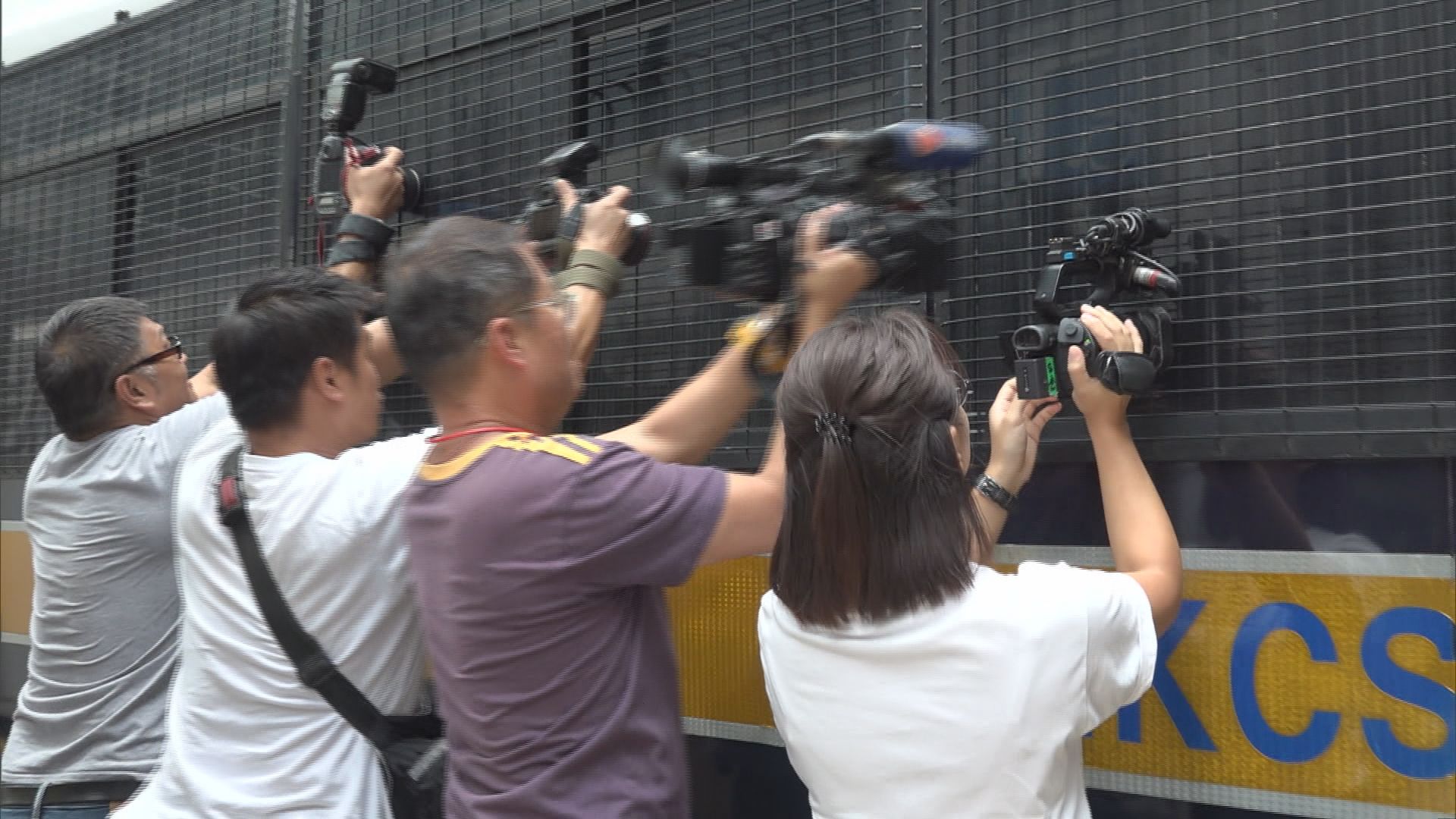 警司認串謀使公職人員接受利益罪