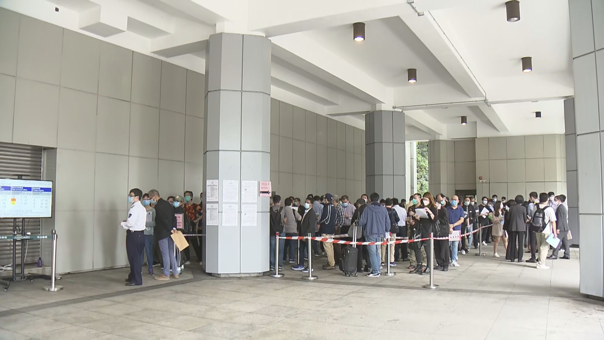 法庭登記處分階段重開　高院大排長龍