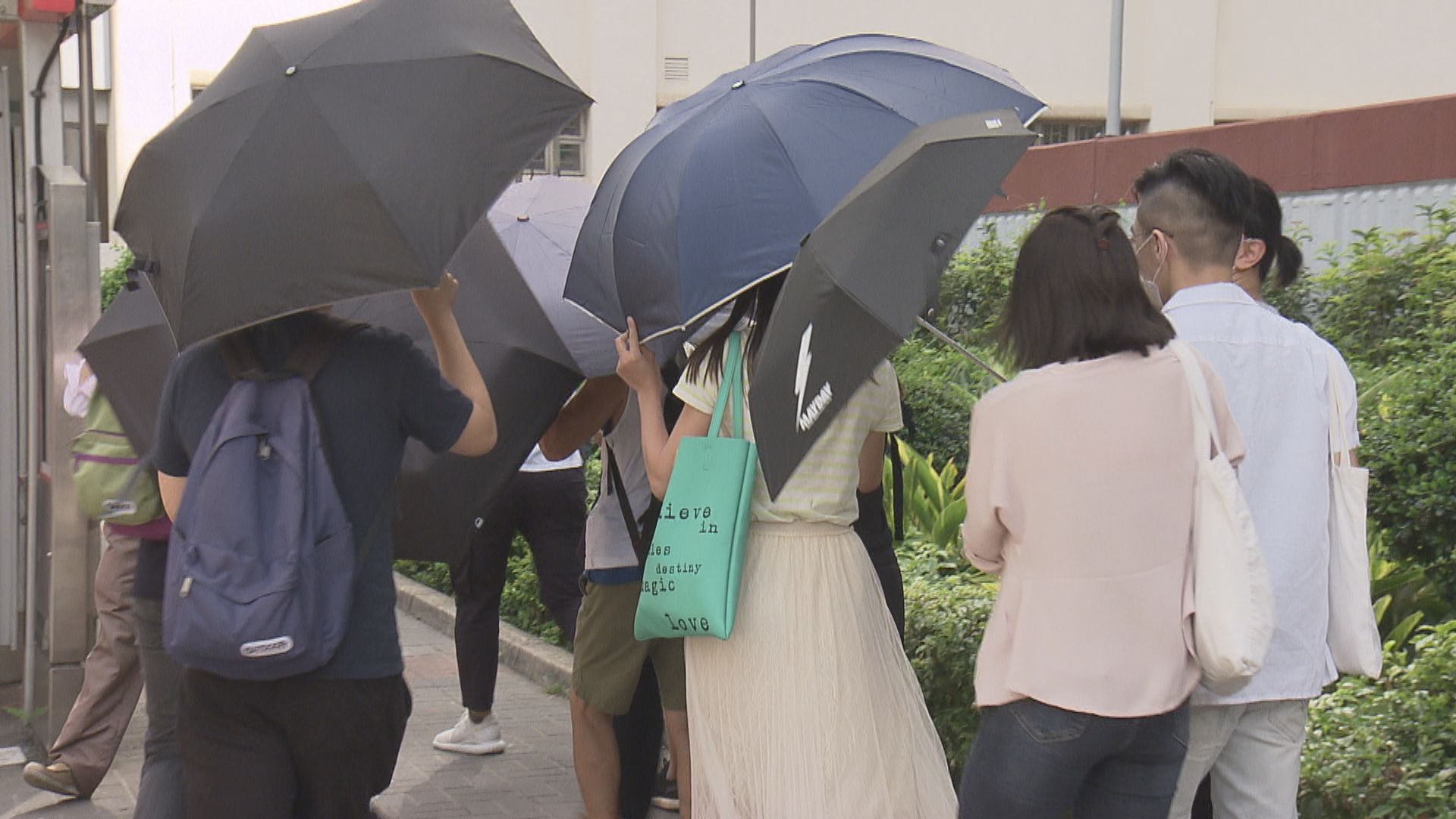 18歲學生襲警改判監　律政司：警長無受傷僅屬幸運