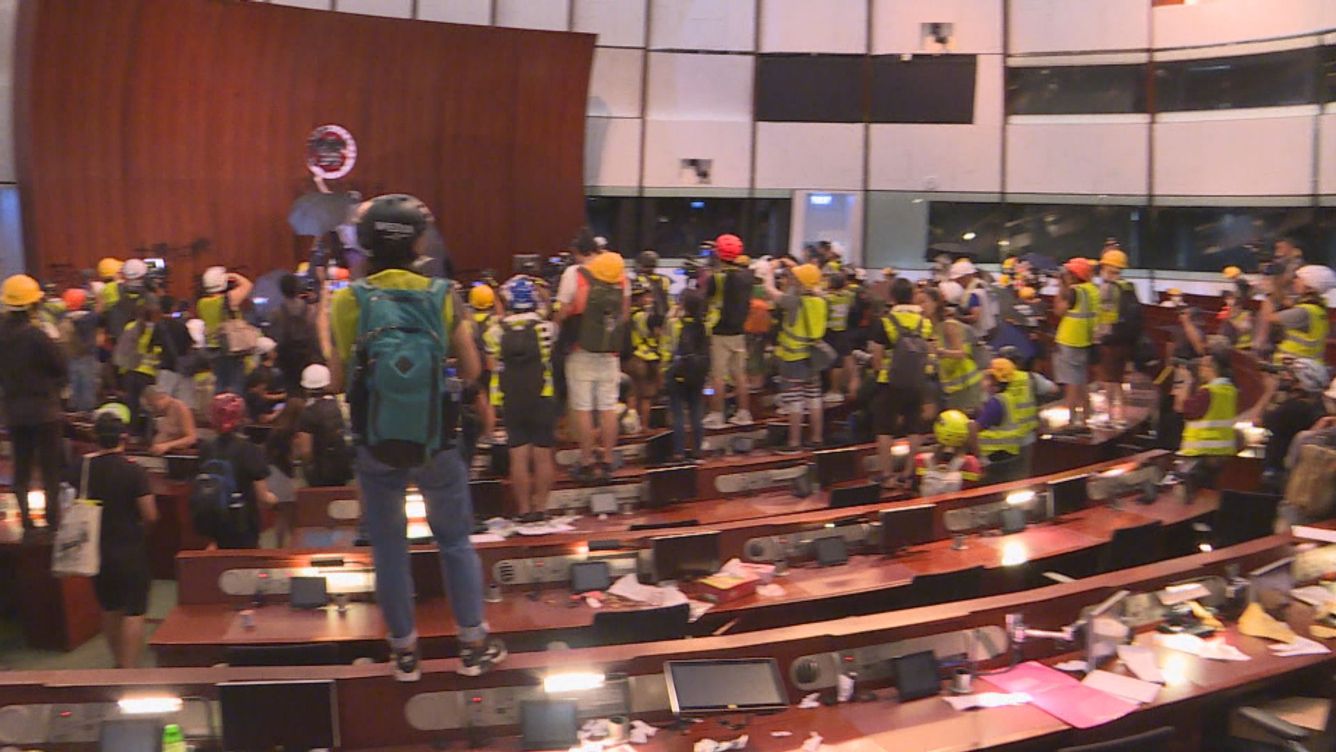 七一衝擊立法會案十一人被控暴動等罪　轉介至區院審理