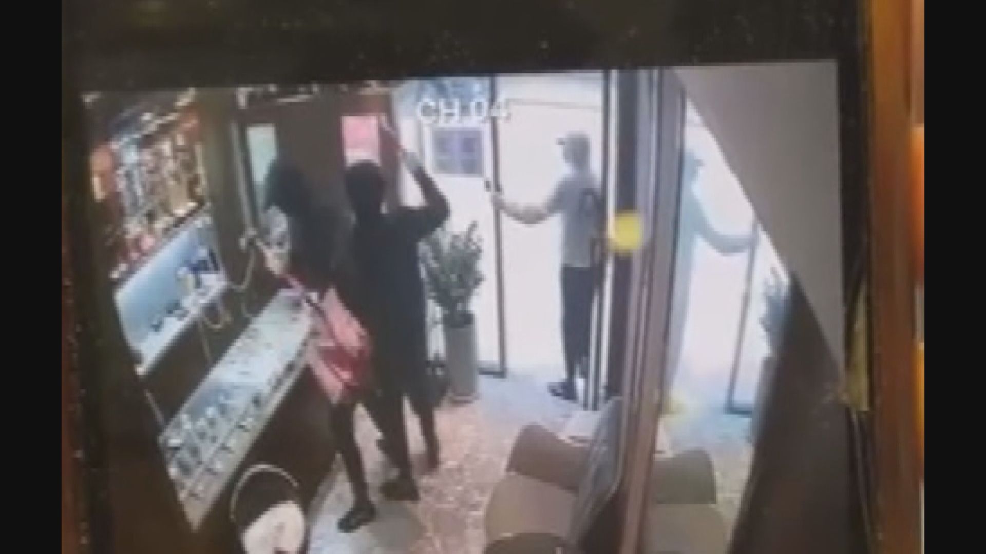 2男涉上周四劫表行 押至9月20日再訊