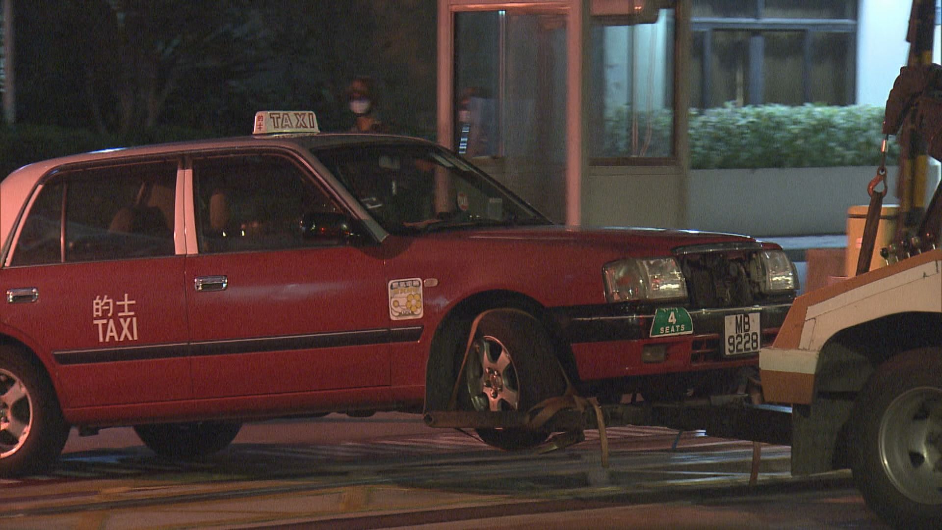 的士撞毀解放軍營車閘　司機遭控兩罪提堂