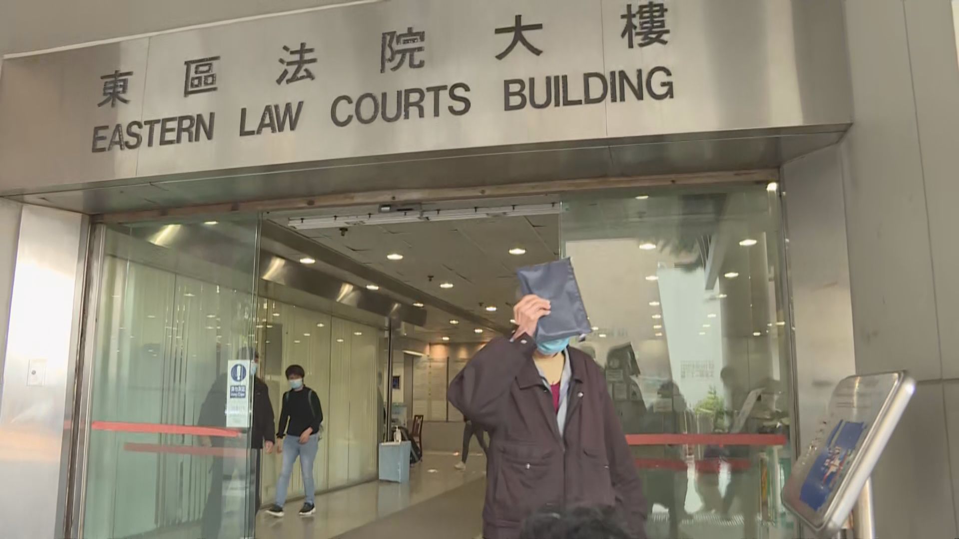 北角的士落斜懷疑失控撞途人意外　85歲司機准保釋5月再訊