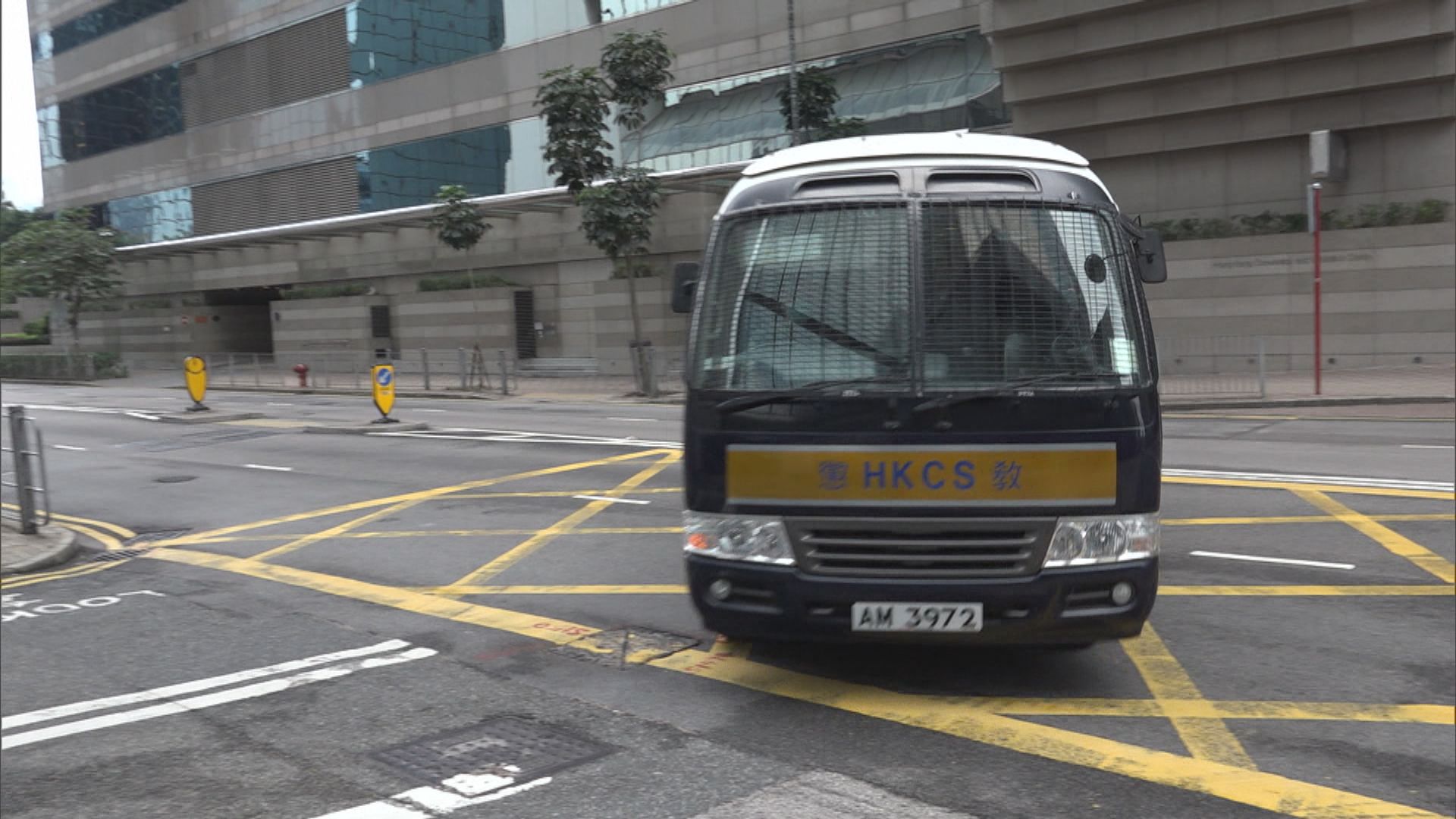 兩男破壞港鐵月台幕門判入獄26個月