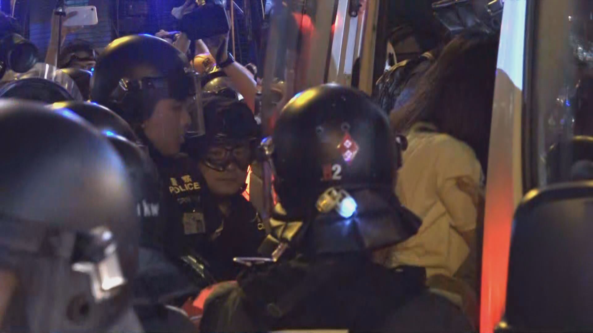 前空姐涉以雷射筆照射警員襲警罪成囚三個月　准保釋候上訴