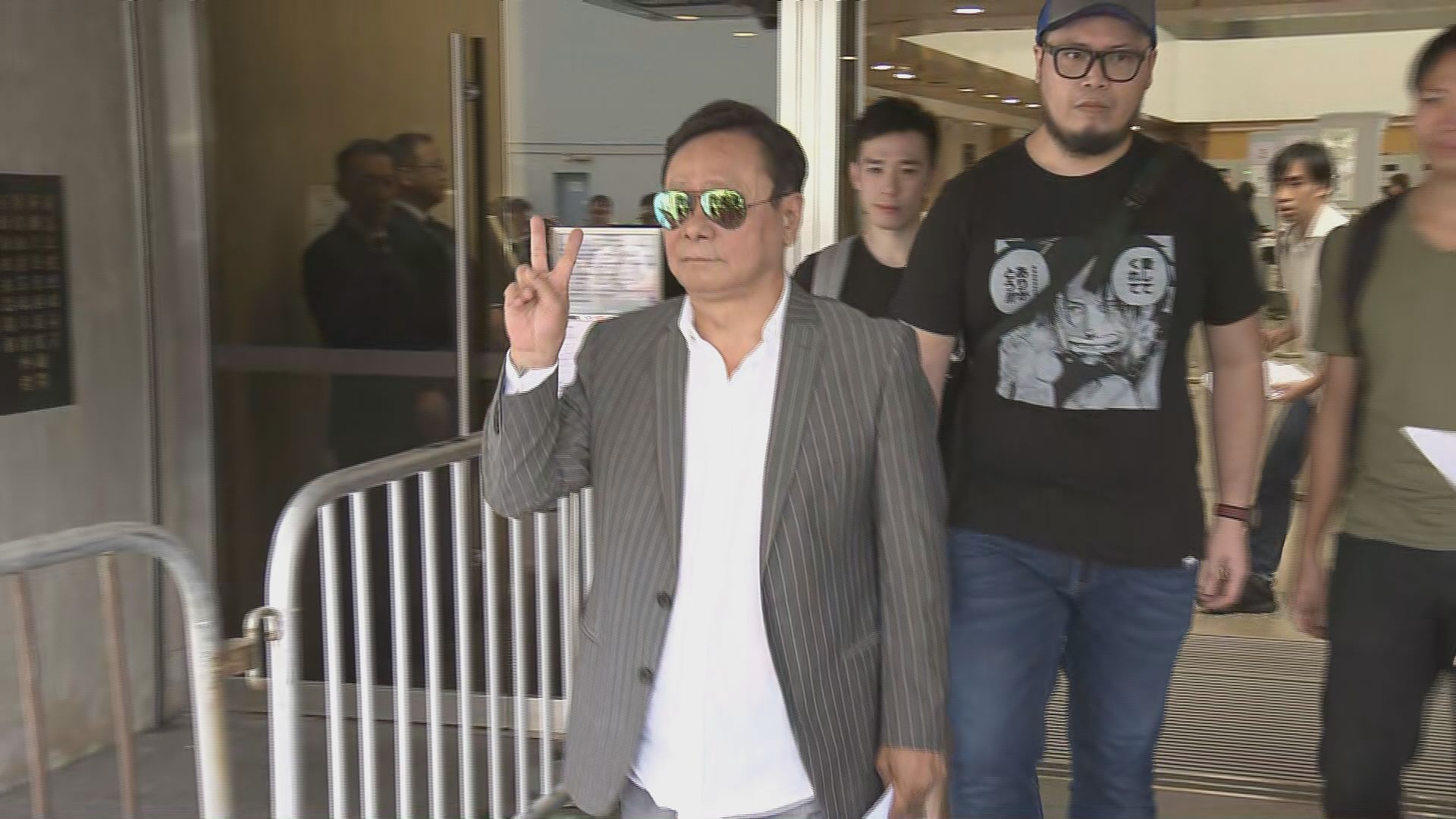 立法會擲杯案　黃毓民支持者庭上歡呼及落淚