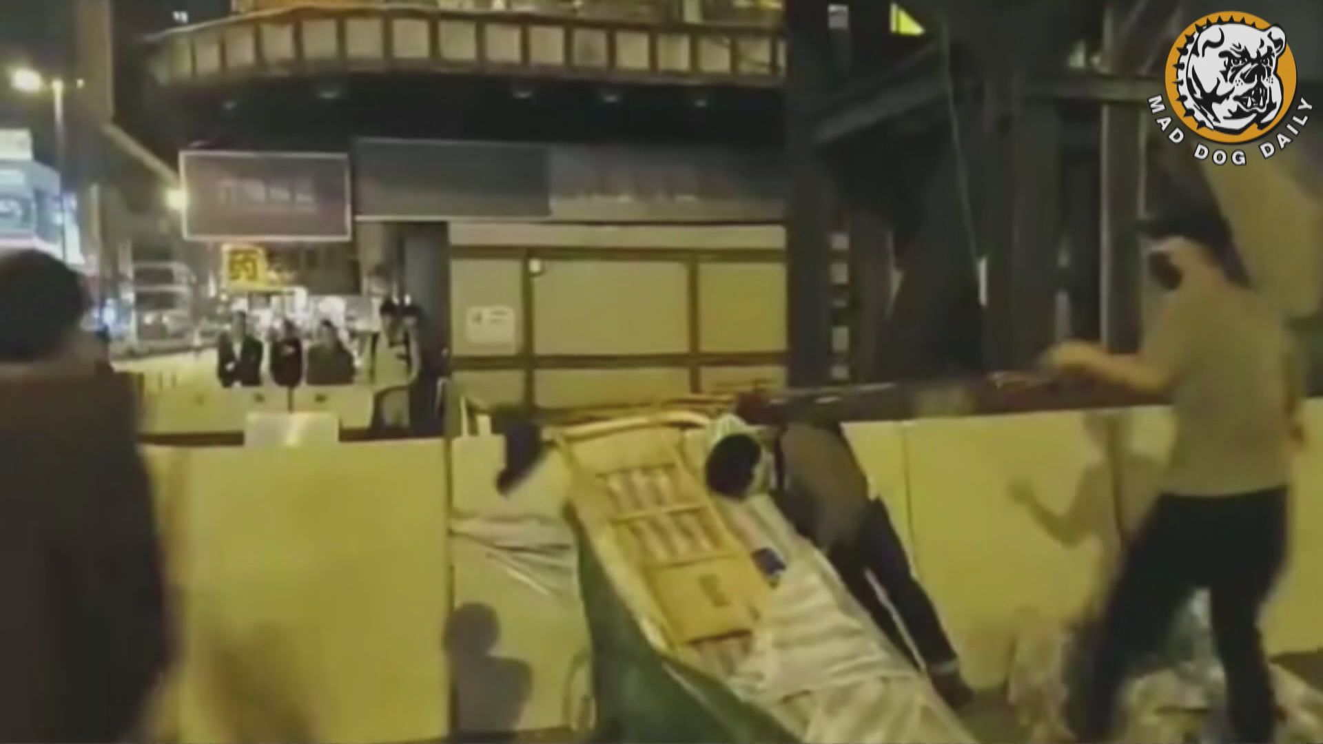 男子前年以渠蓋襲擊清理路障市民　判監三年四個月