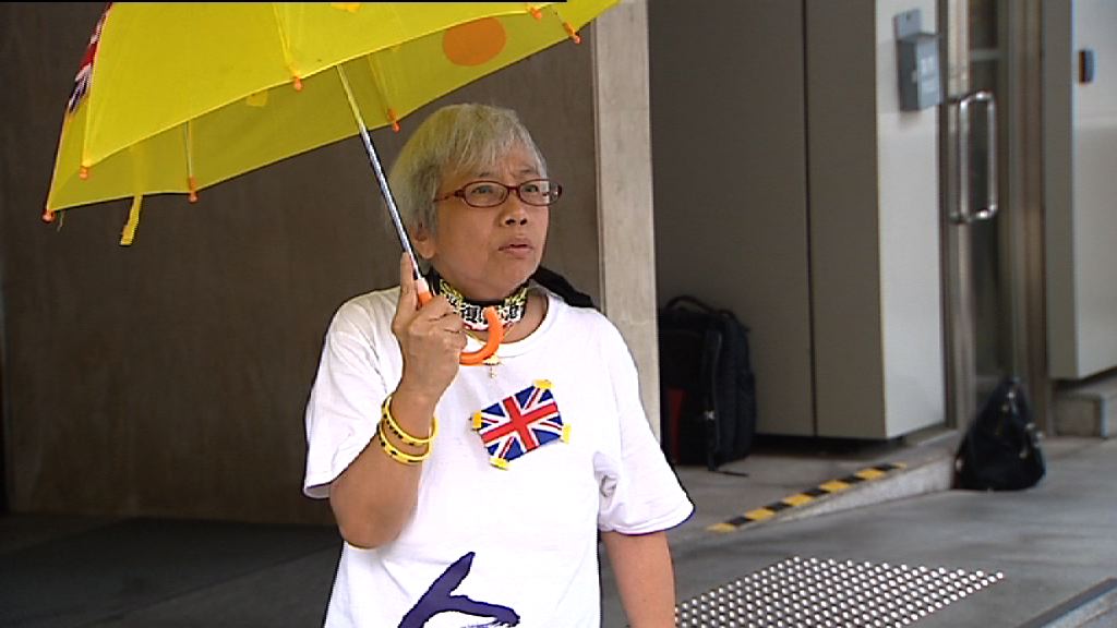 女子戴標語頸巾旁聽　判罰款一千元