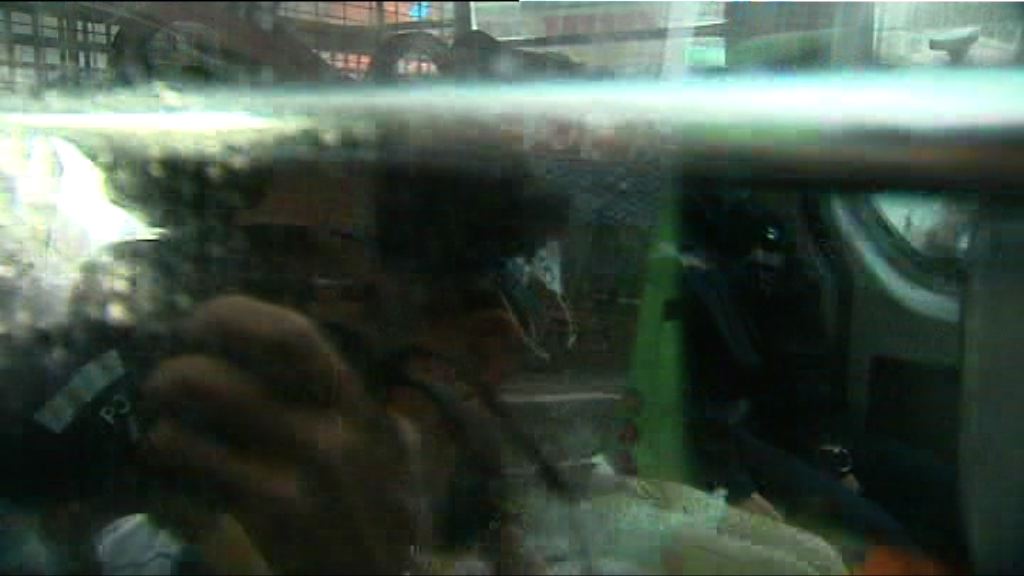 水泥藏屍案十八歲女疑犯提堂