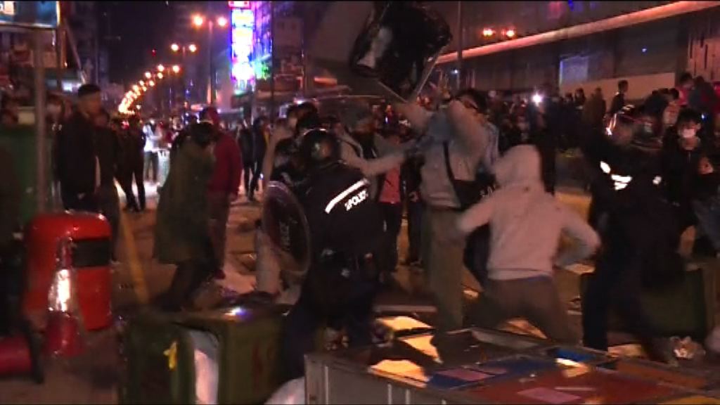 旺角騷亂案　指揮官稱警員膠盾被砸破