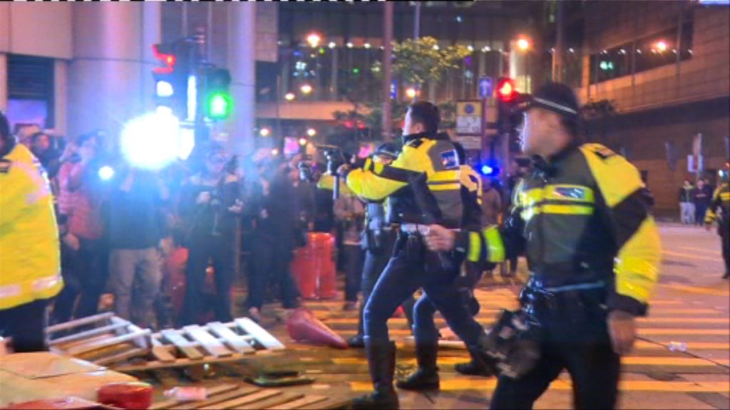 旺角騷亂案　鳴槍警稱開槍別無他選