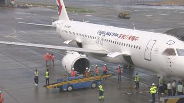 國產客機C919再抵港 載120名本港大學生到上海交流