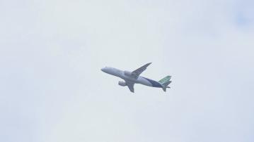 國產C919客機維港飛行演示