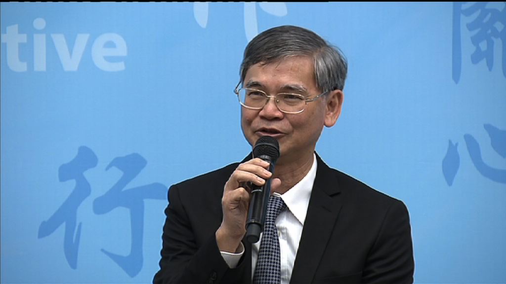 羅致光：加入政府沒掙扎　被自願退黨