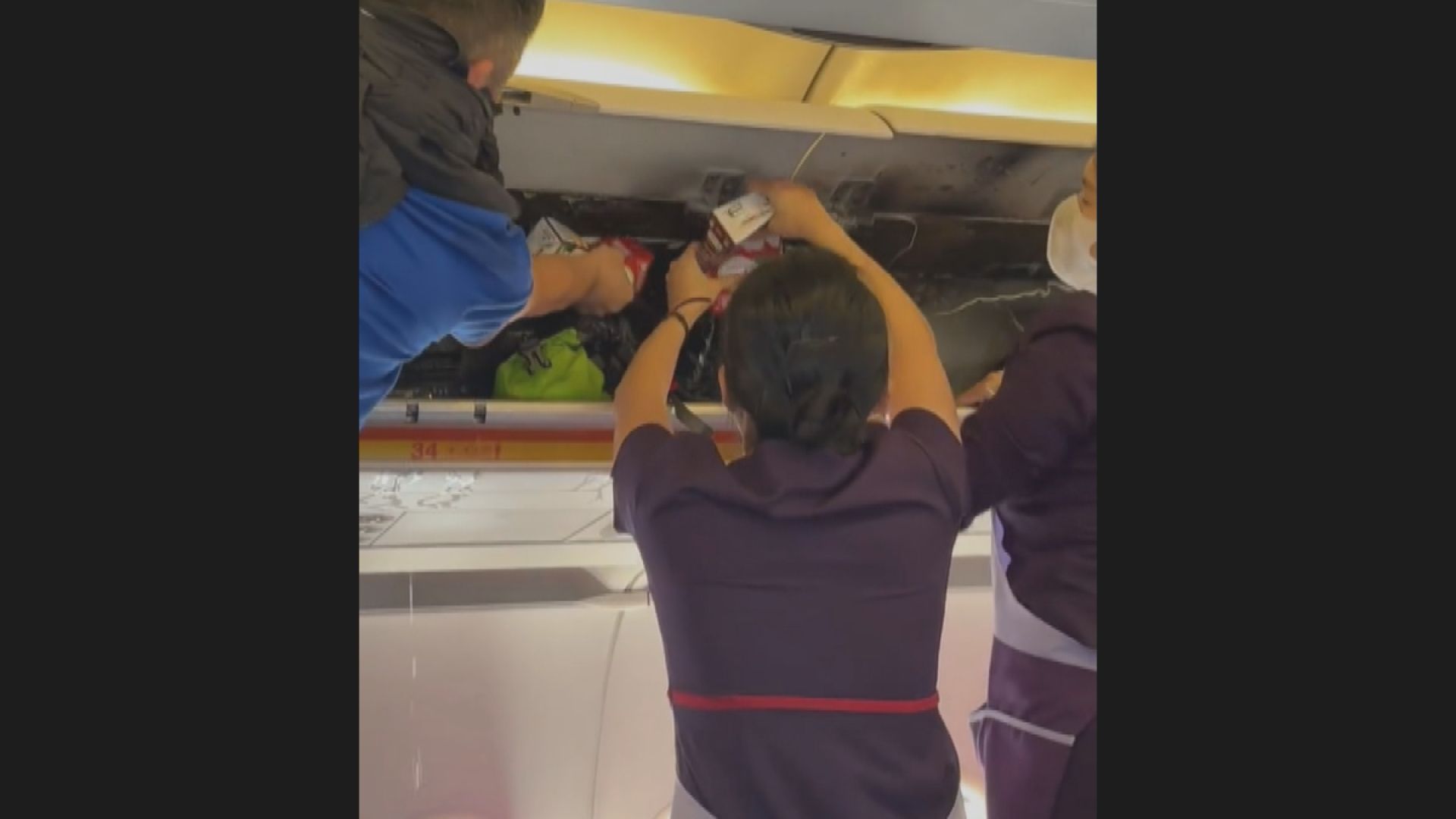 下月7日起機上禁用外置充電器及禁放在行李架